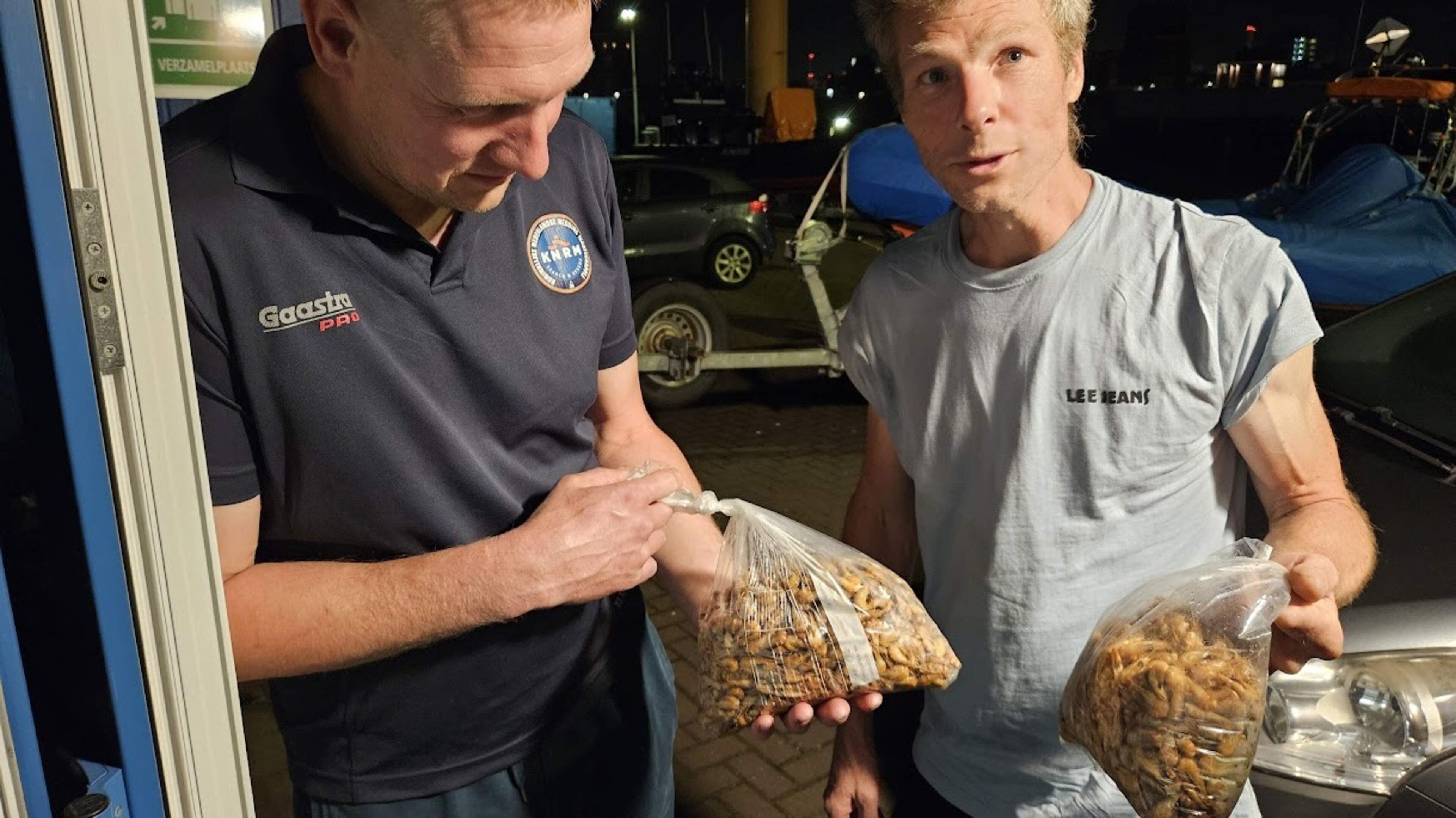 KNRM rushes to drifting shrimp cutter IJM 33, rewarded with bags of shrimp: 'Didn't want a second Black Jack on the beach'