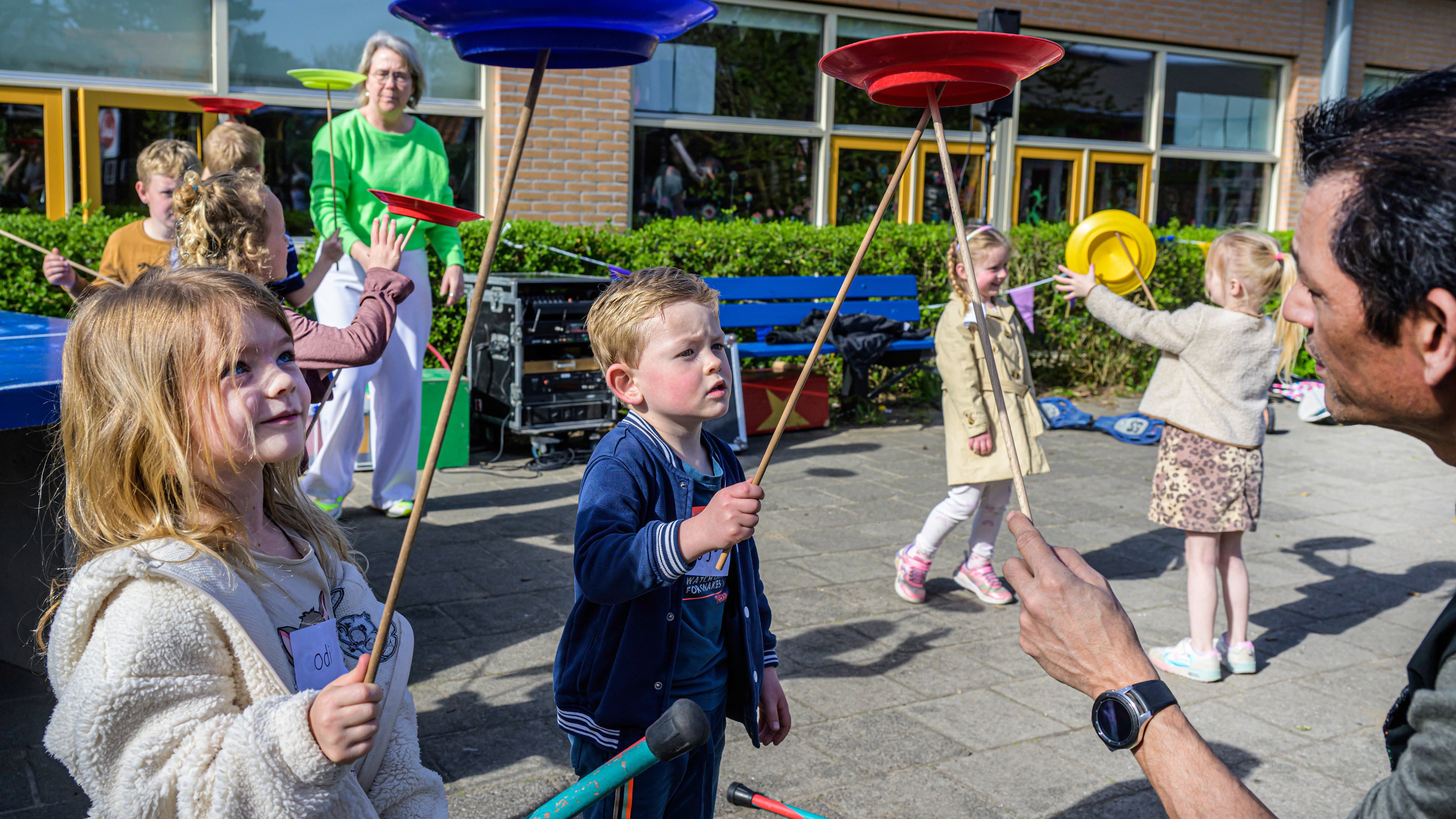 75-year-old Jan Campert School concludes anniversary week with circus acts: ‘Steering is done from your hips and with your arms’