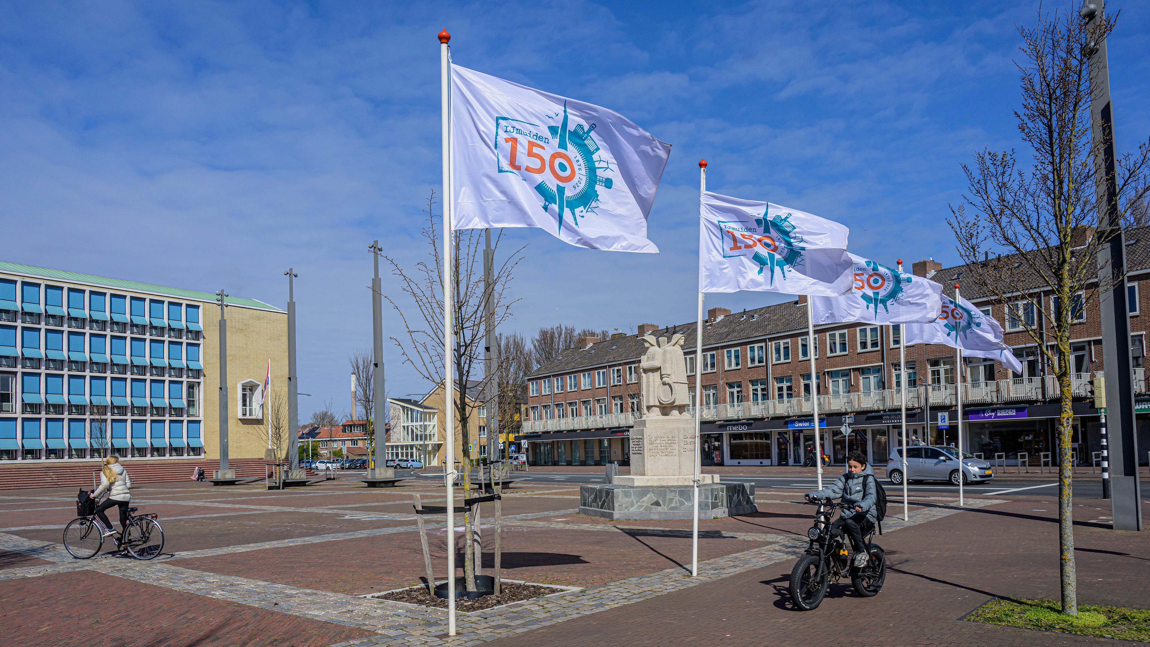Number of flags on Plein 1945 expanded again for anniversary year, but Dudokplein remains empty for now