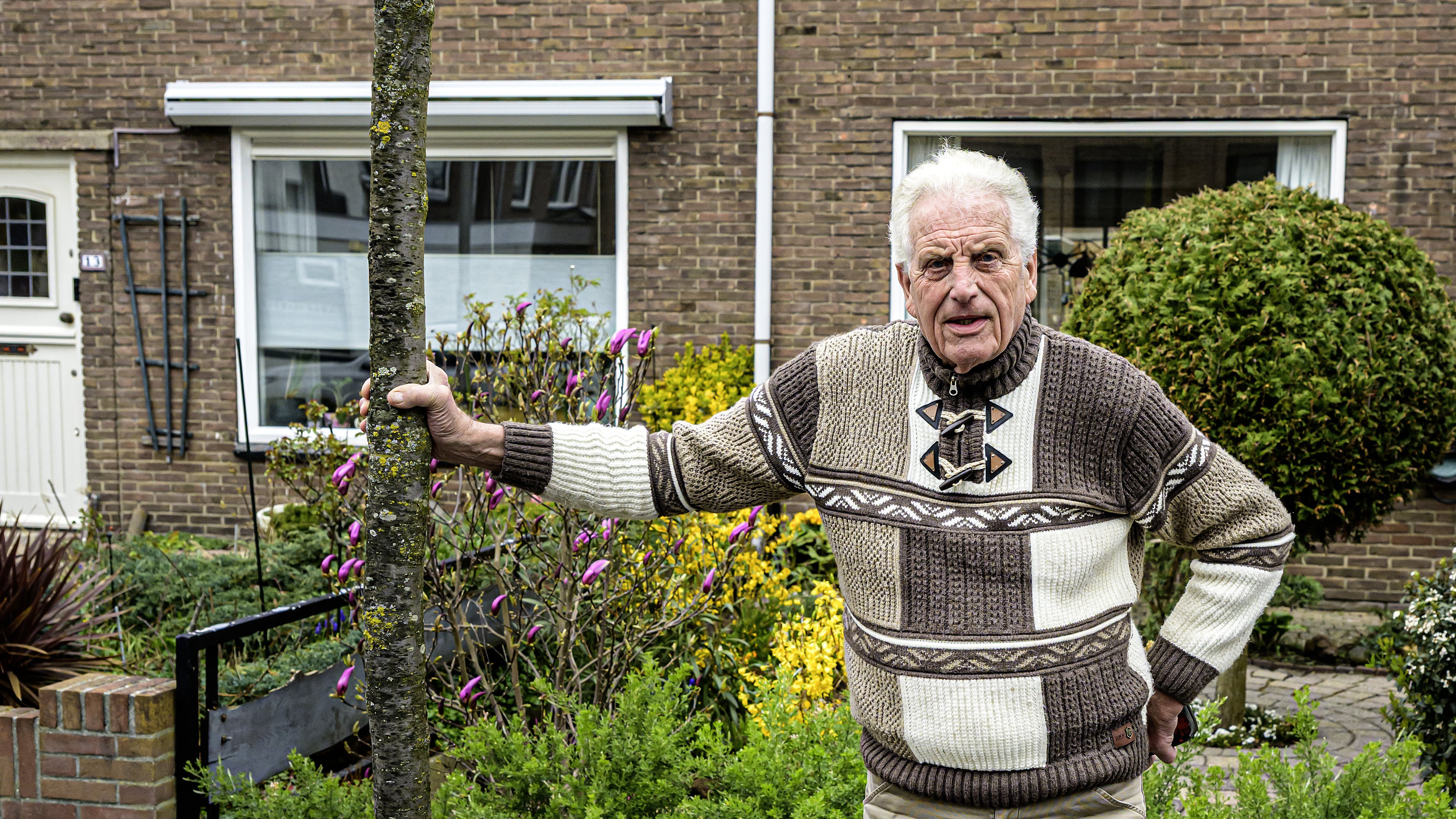 Grumbling and taking action: Evert (82) tackles neglect in IJmuiden with a shovel and a mini protest sign