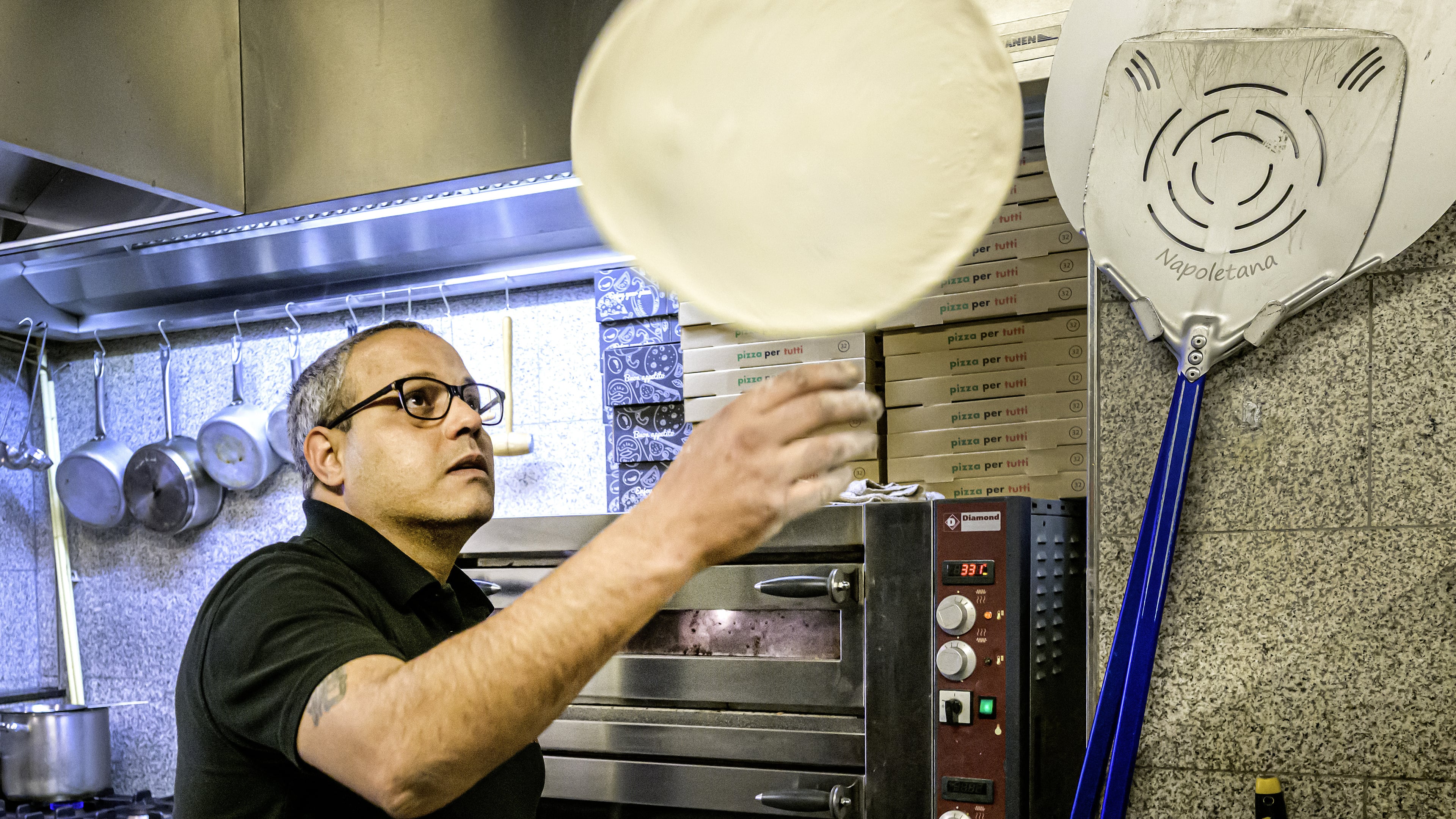 Emad (42) reluctantly puts Pizzeria Sorrento in IJmuiden up for sale: 'I hope the buyer comes tomorrow, not today'