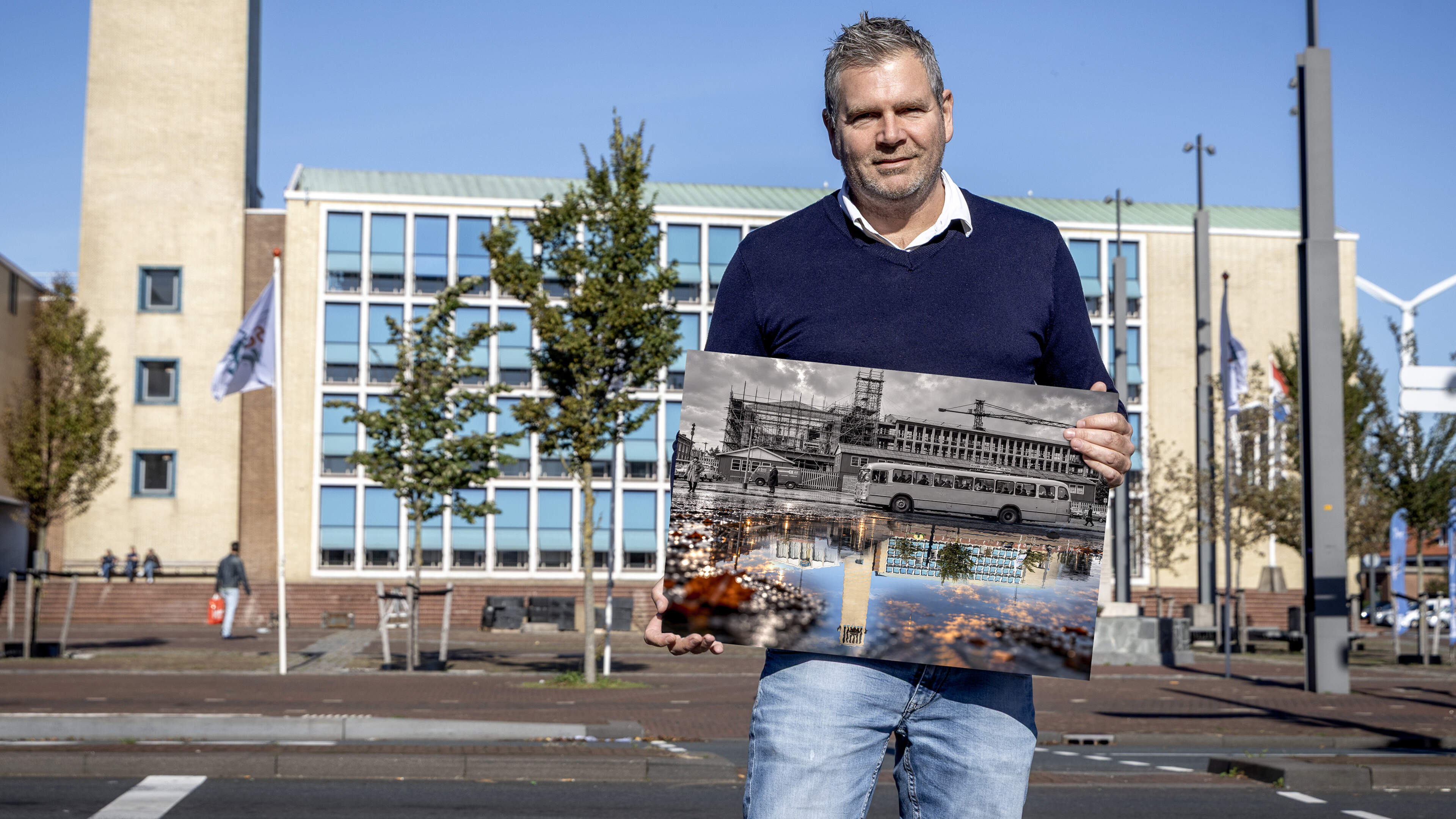 Ed Geels heeft al 350 kalenders voor verjaardagsfeestje havenstad verkocht: ’In elke foto zit zo’n veertien uur werk’