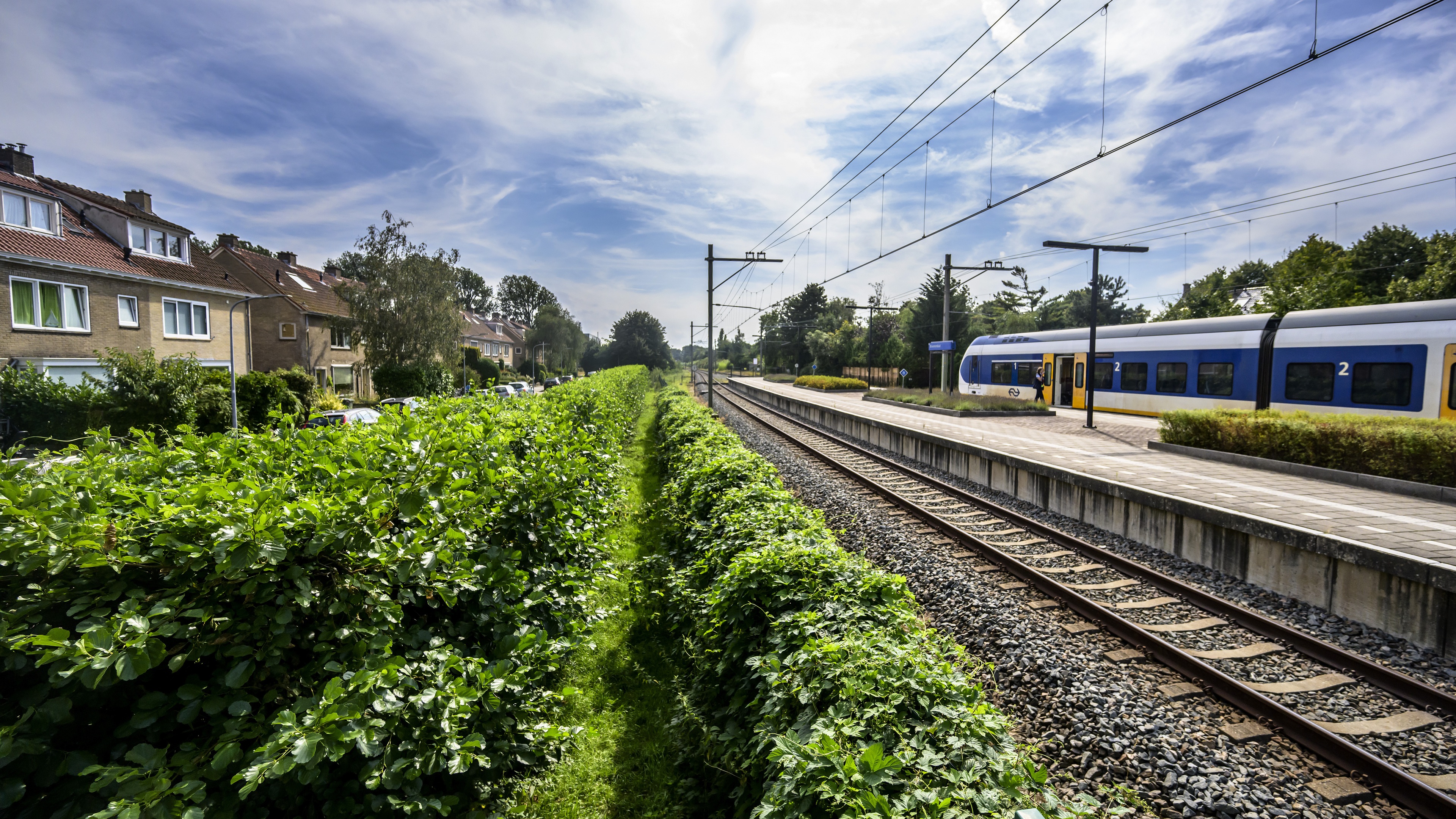 Raildempers en geluidsschermen langs spoorlijn Driehuis-Bloemendaal. Schermen worden lager dan eerde