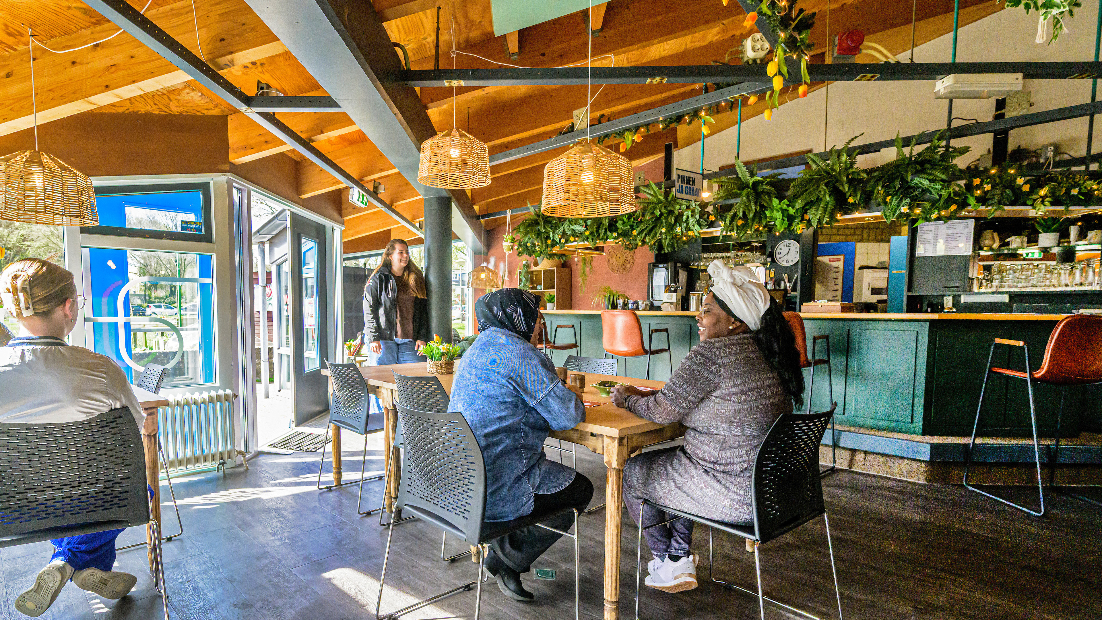 IJmuiden’s Dwarsligger seeks cook to bring neighborhood together: ‘We eat on Tuesdays to meet new people’