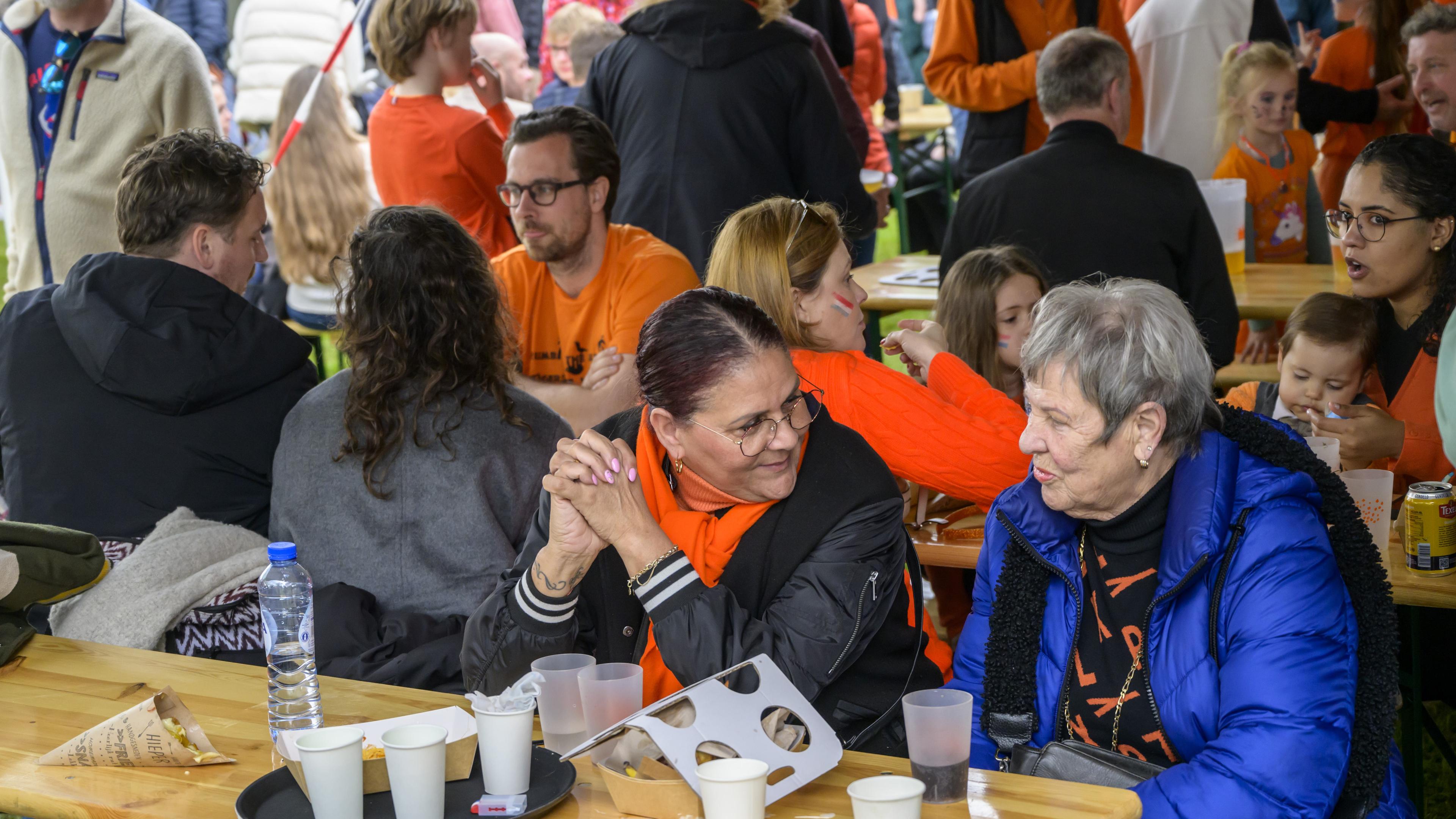 Koningsdag zaterdag vooral in Santpoort-Noord, Driehuis en IJmuiden gevierd. Velserbroek heeft besch
