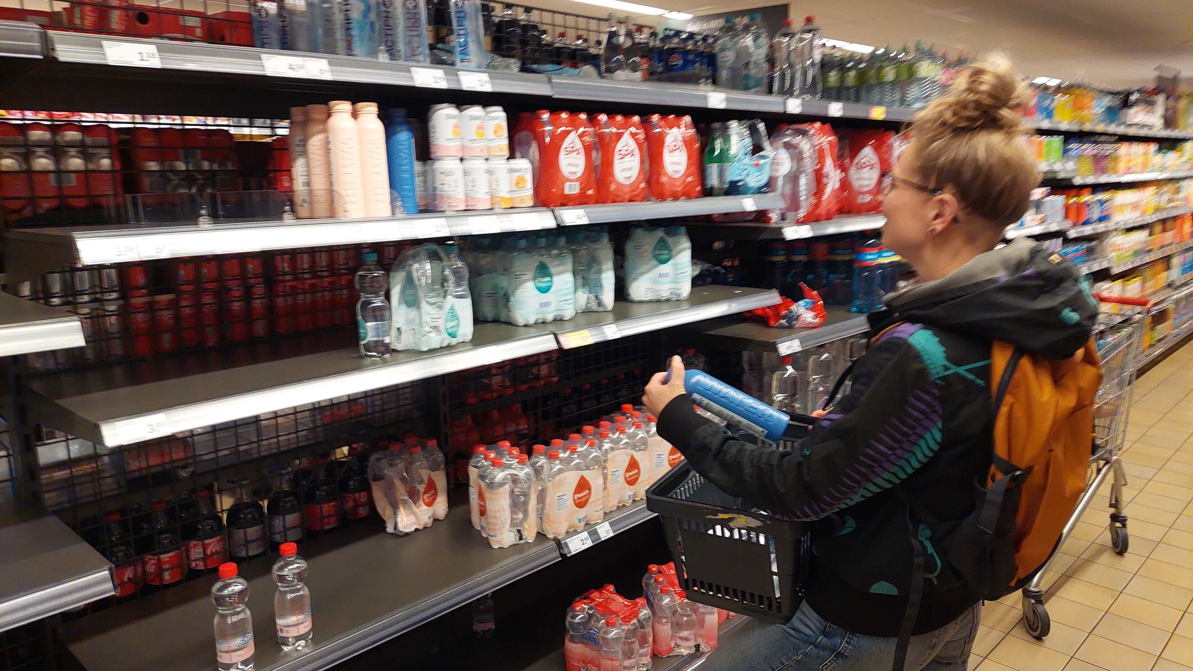 Empty supermarket shelves after PWN outage: 'This water must be very tasty'