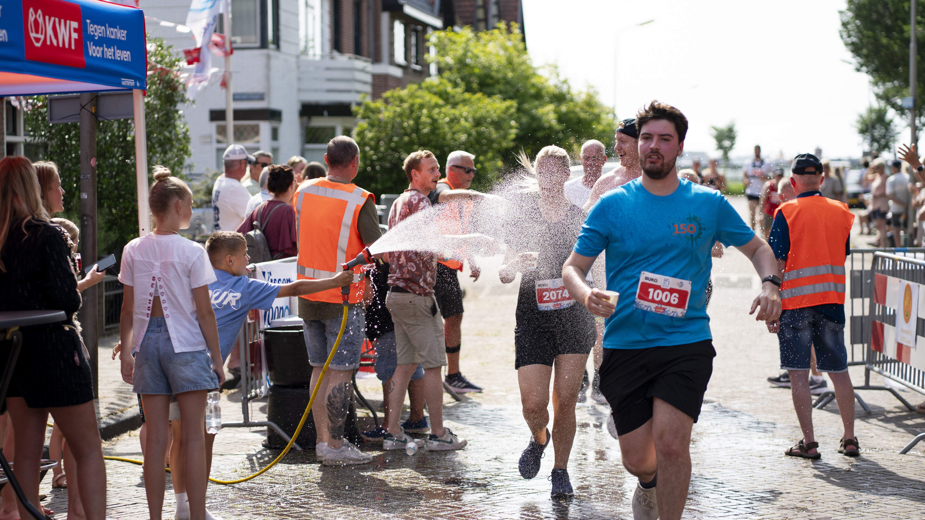 Marconistraat cheers on Vissenloop & Run participants. 'She keeps going, doesn't she? She doesn't need water'