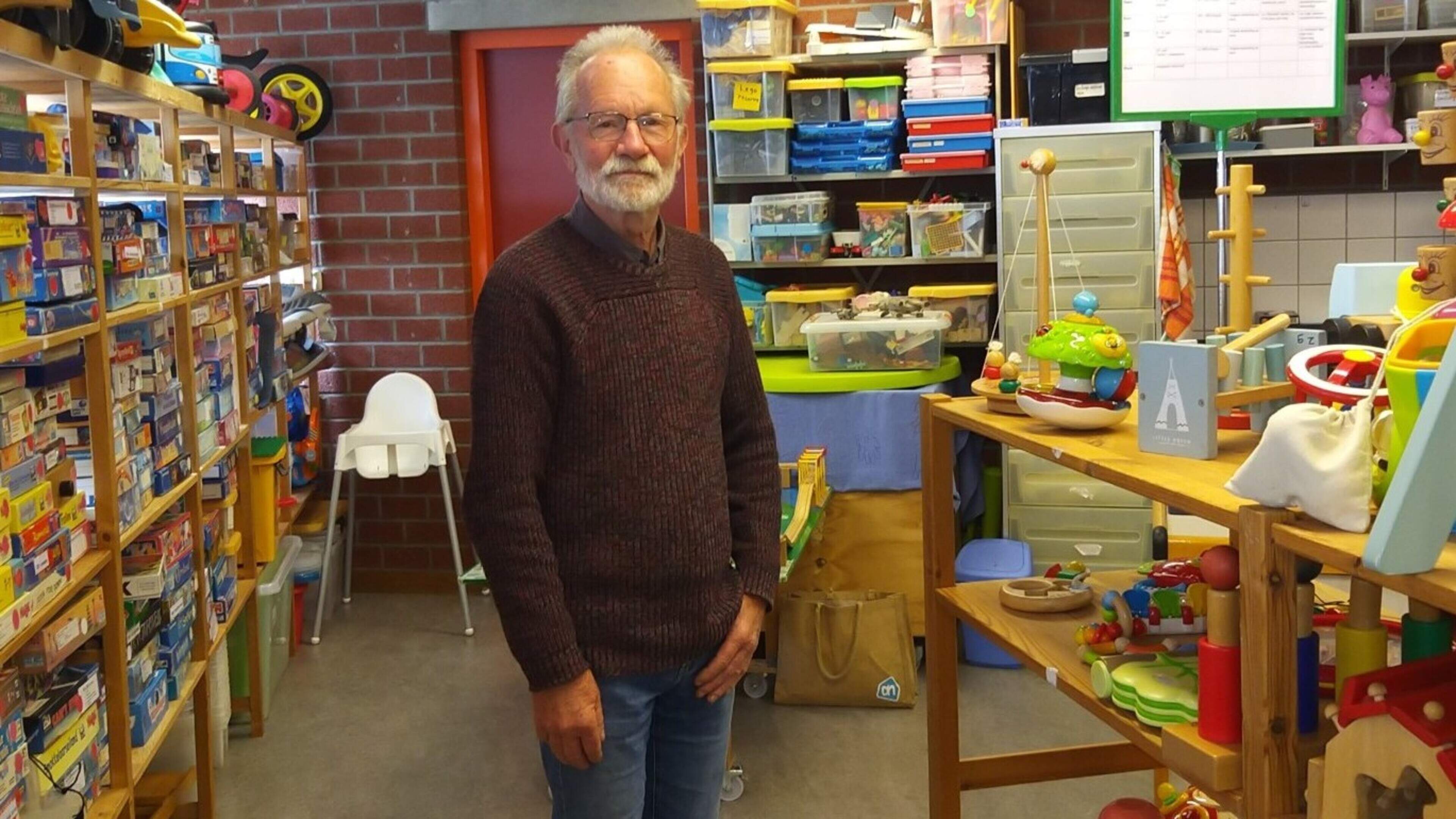 Martin (74) rescues broken wooden toys at De Koe youth center in Velserbroek: 'I'm taking it home, I think I can find a way to fix it'