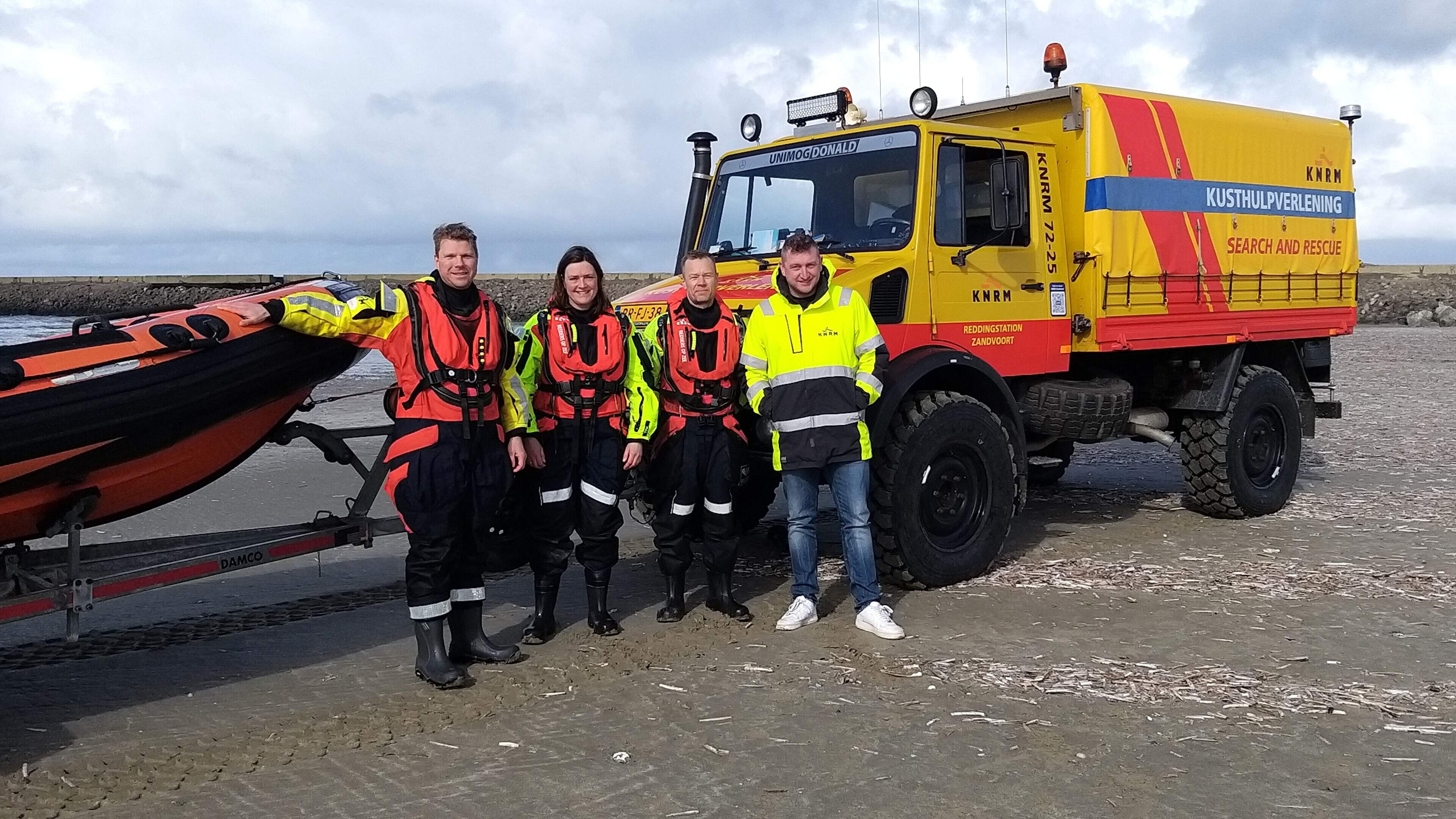 Zandvoort rescue station members drill at South Pier: Sailing yacht with engine failure towed