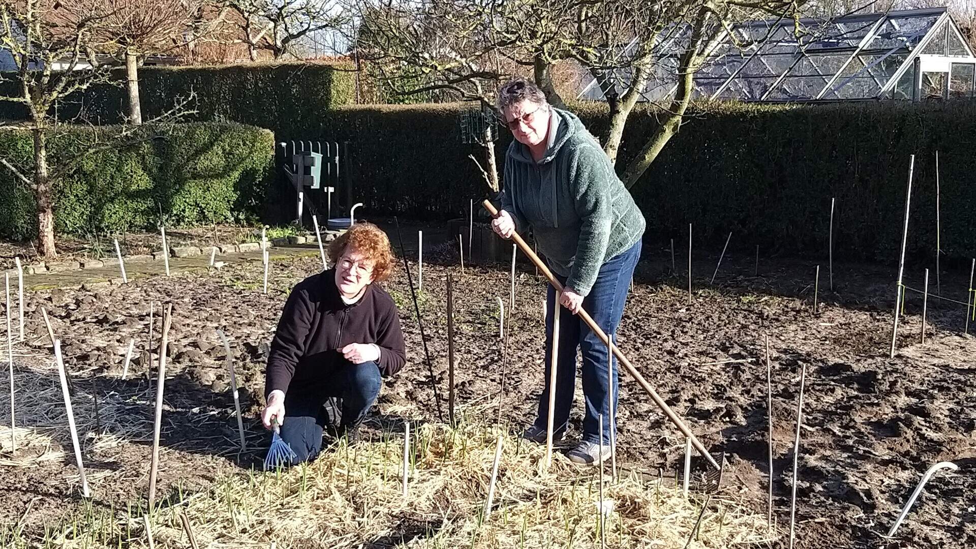 Yvonne en Rina zijn lekker aan het rommelen in het tuintje van hun ...