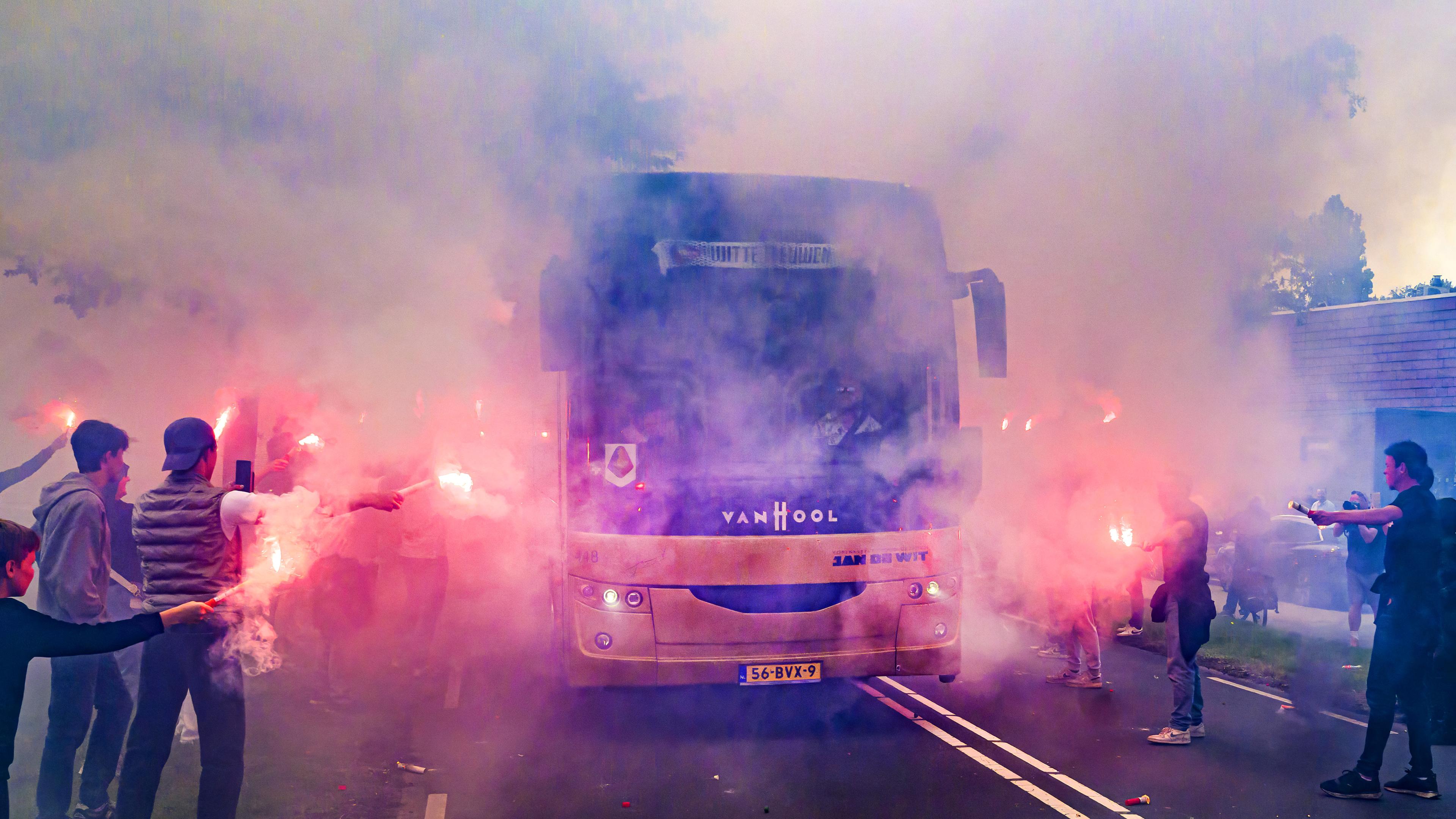 Fans zwaaien spelersbus van Telstar uit met vuurzee aan fakkels en vuurwerkknallen. Trouwe supporter