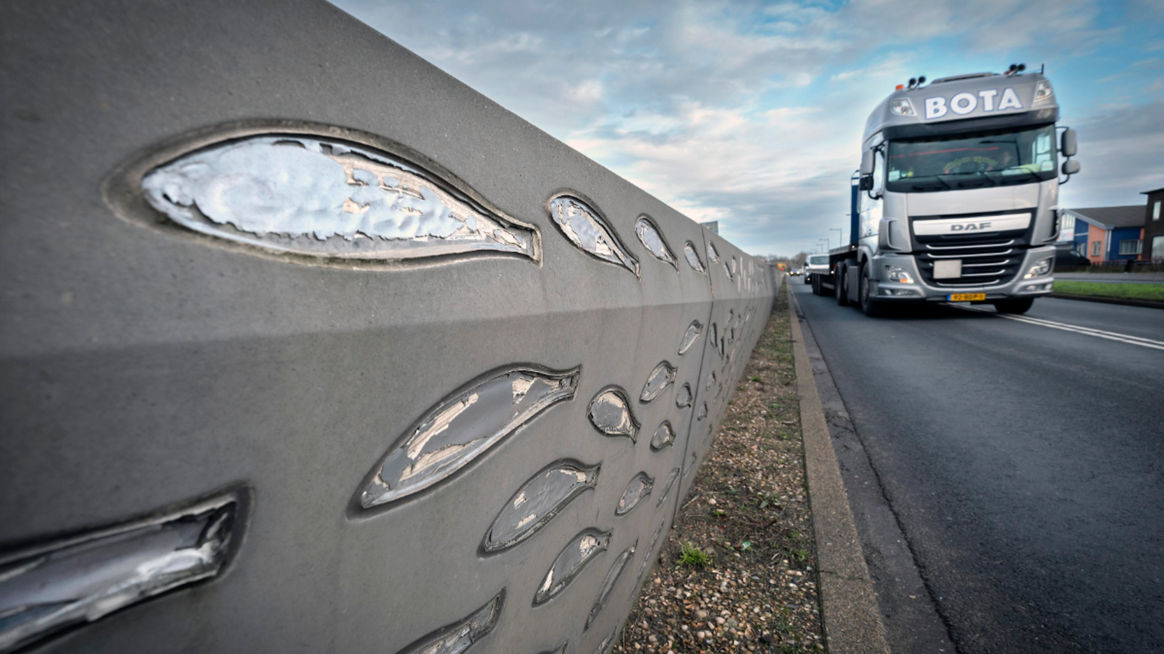 Velsen Municipality reverses decision: 5,000 glass ornamental fish will not return to Kromhoutstraat in IJmuiden due to high costs and budget pressure