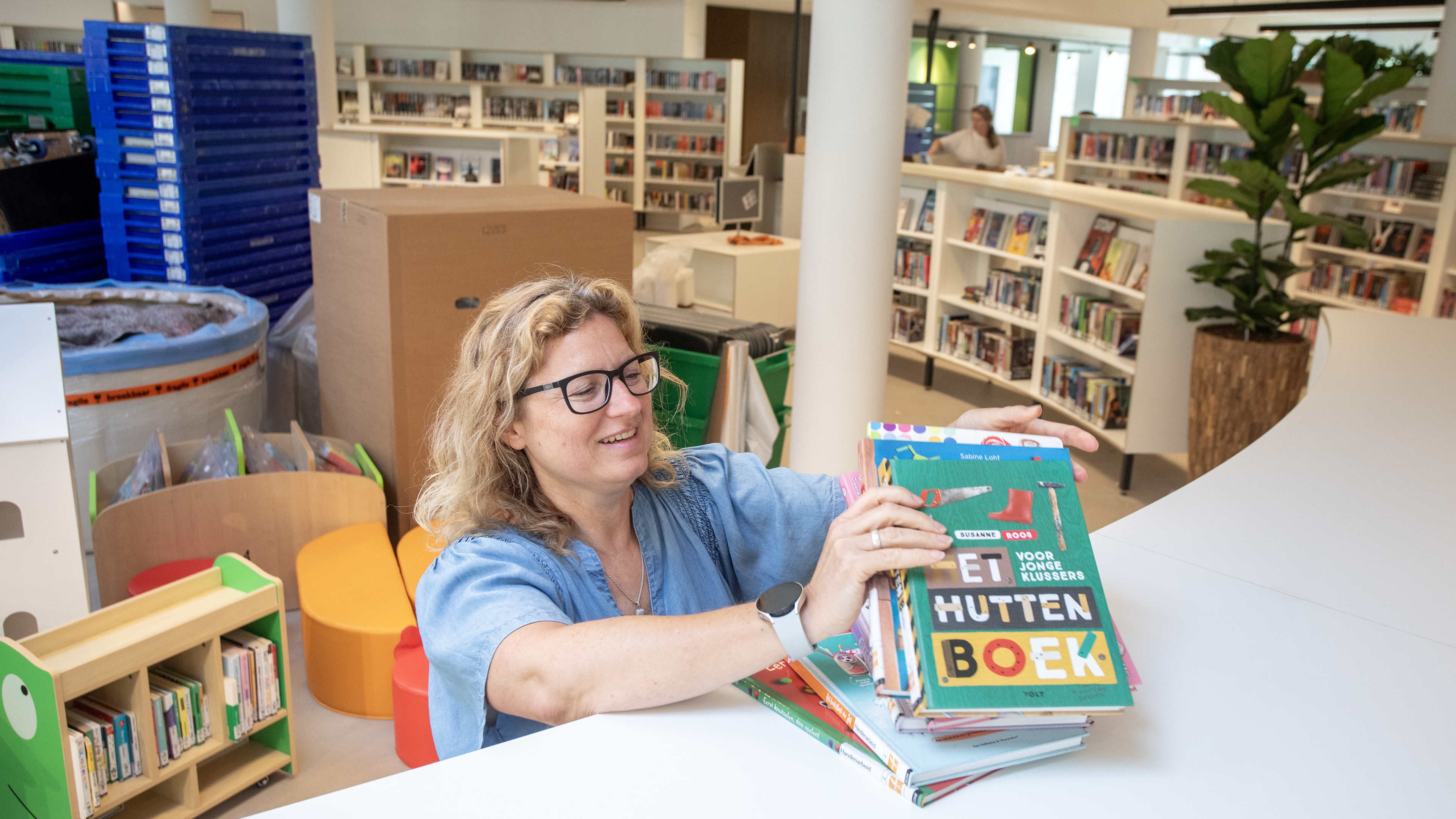 Een kop koffie drinken, studeren of de krant lezen: in de vernieuwde bibliotheek in Velserbroek kan 