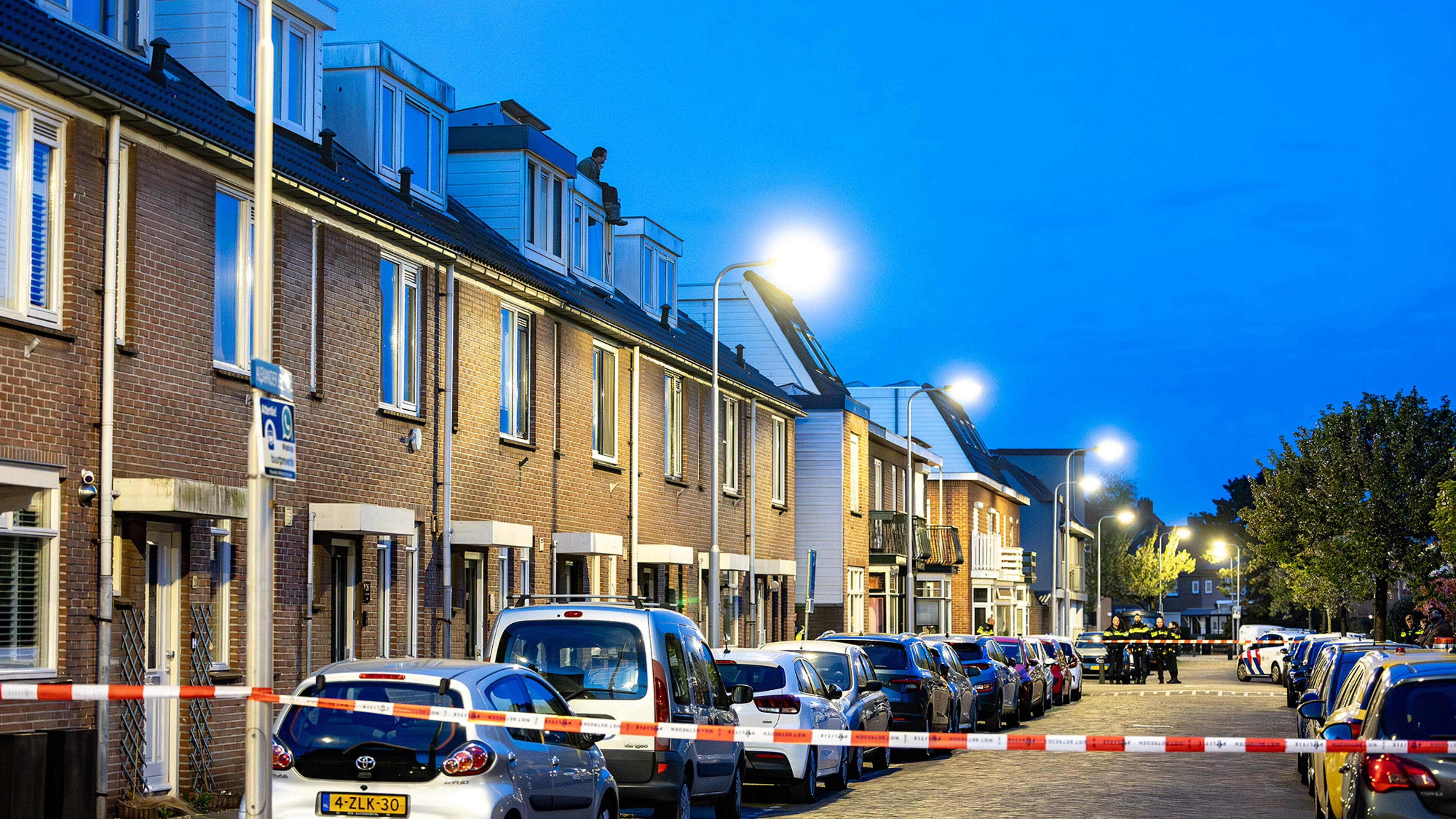 Street in IJmuiden cordoned off due to confused man on roof of housing block