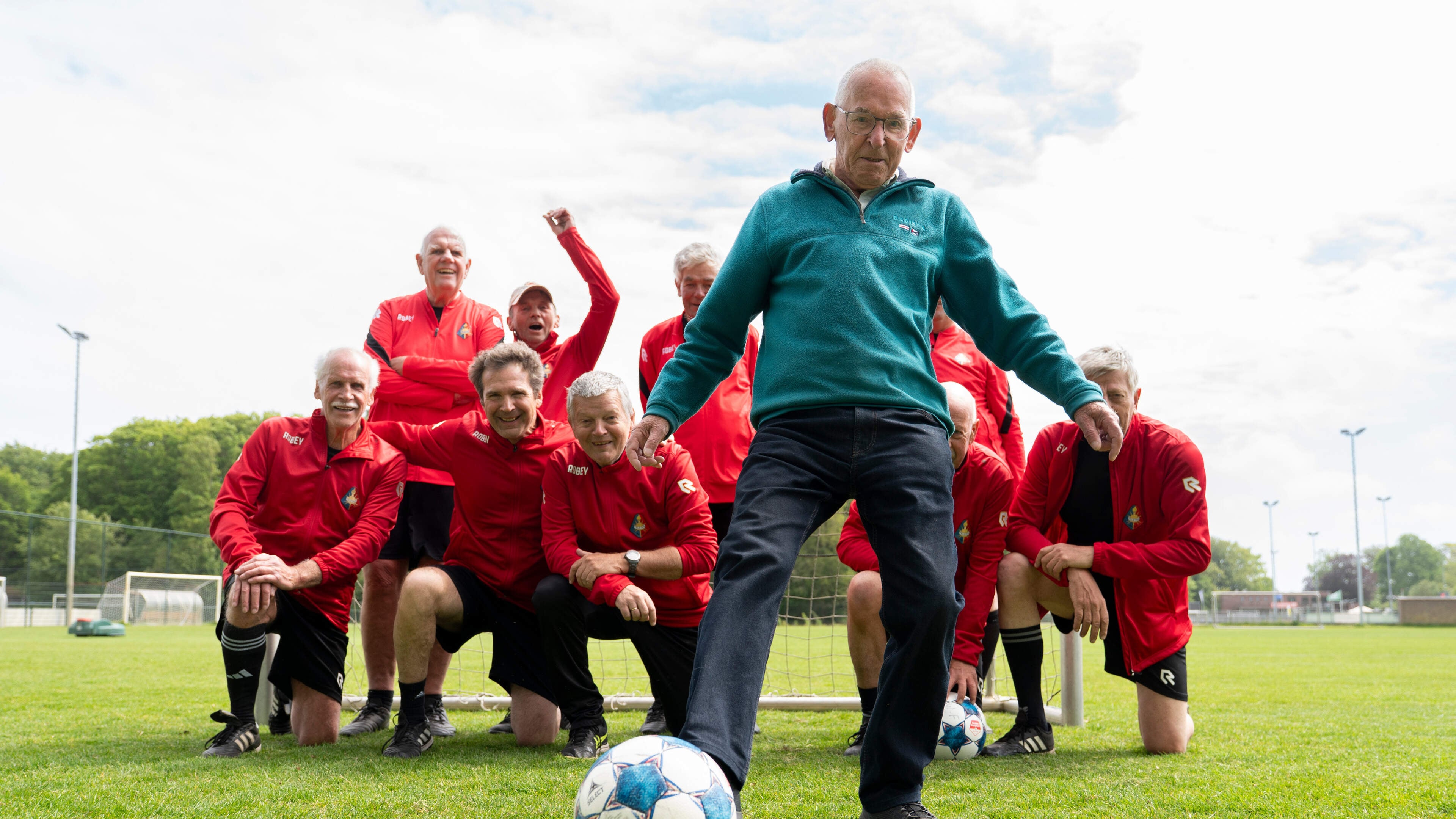 Walking Football Telstar: Twelve men, one 91-year-old dribbling veteran at left wing. 'If training is cancelled, Piet panics'