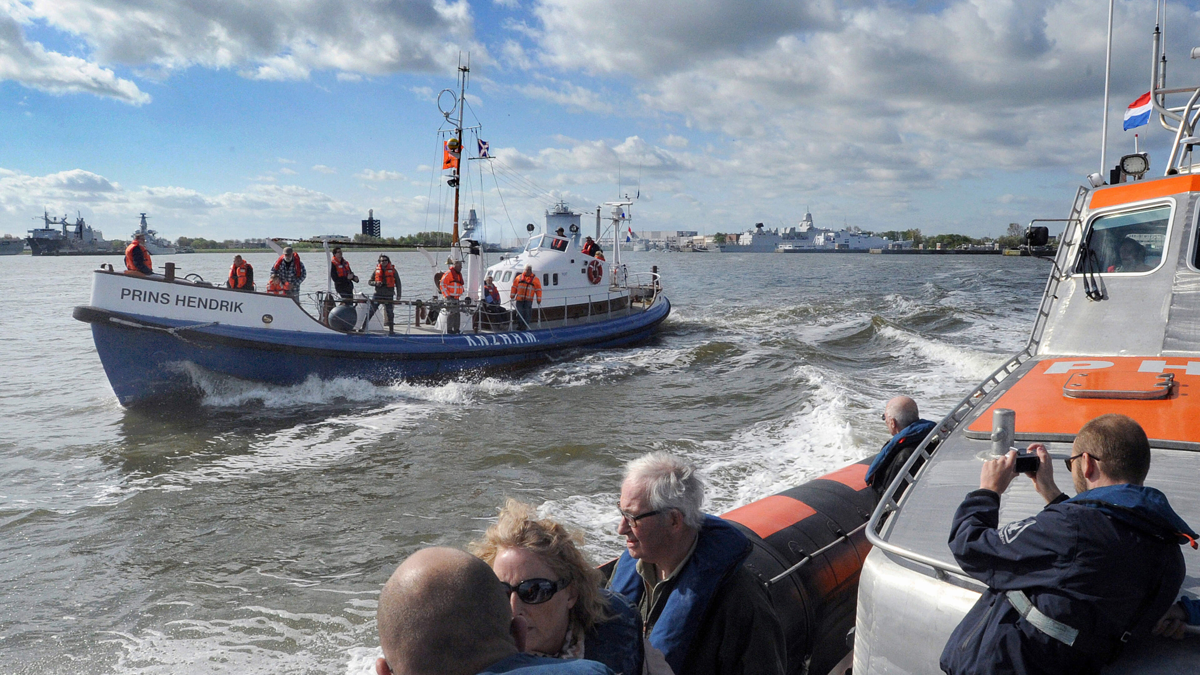 Visitors to KNRM station open days can actively participate