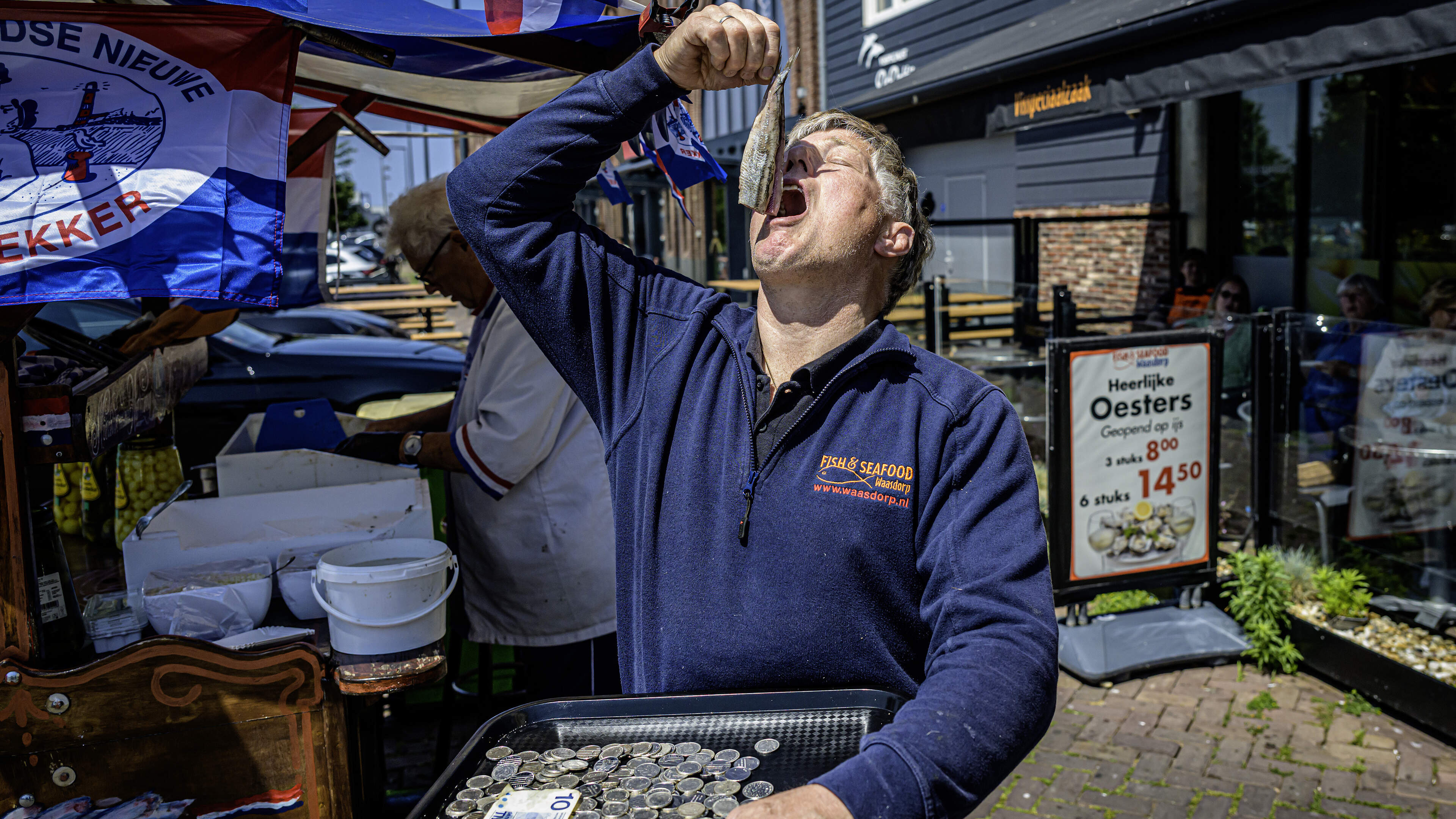 'Fifty guilders from nursing home for Hollandse Nieuwe': Playful stunt by Waasdorp fishmonger at start of herring season