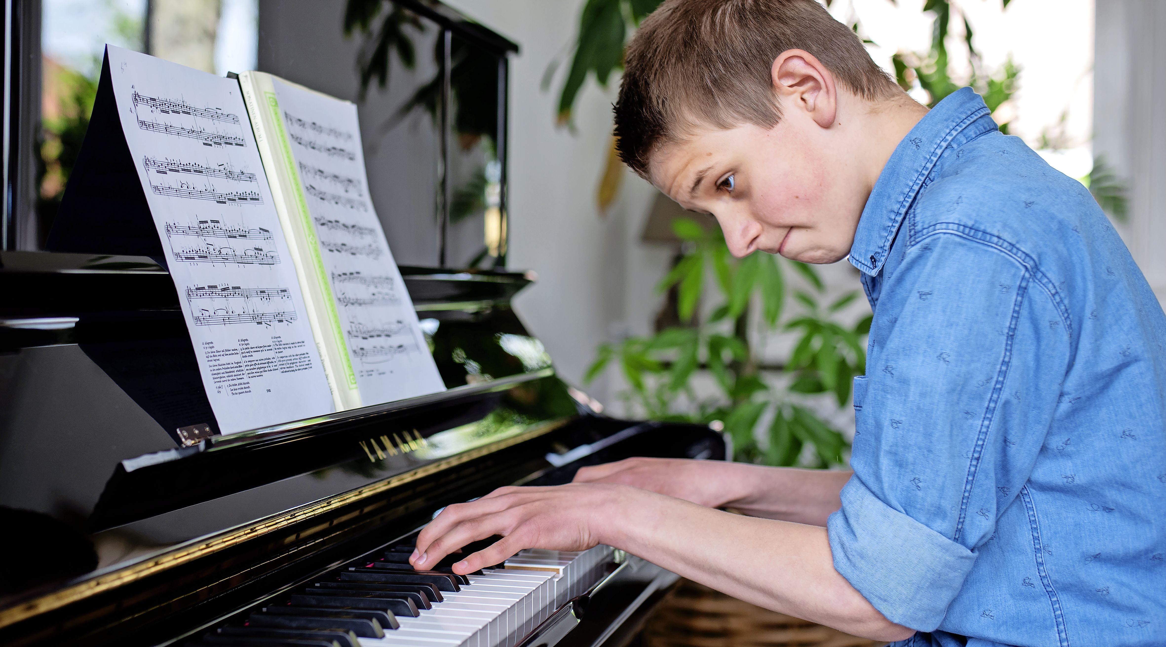 Pianist Tom ten Broecke is pas 12 en speelt nu al zonder aarzeling én ...