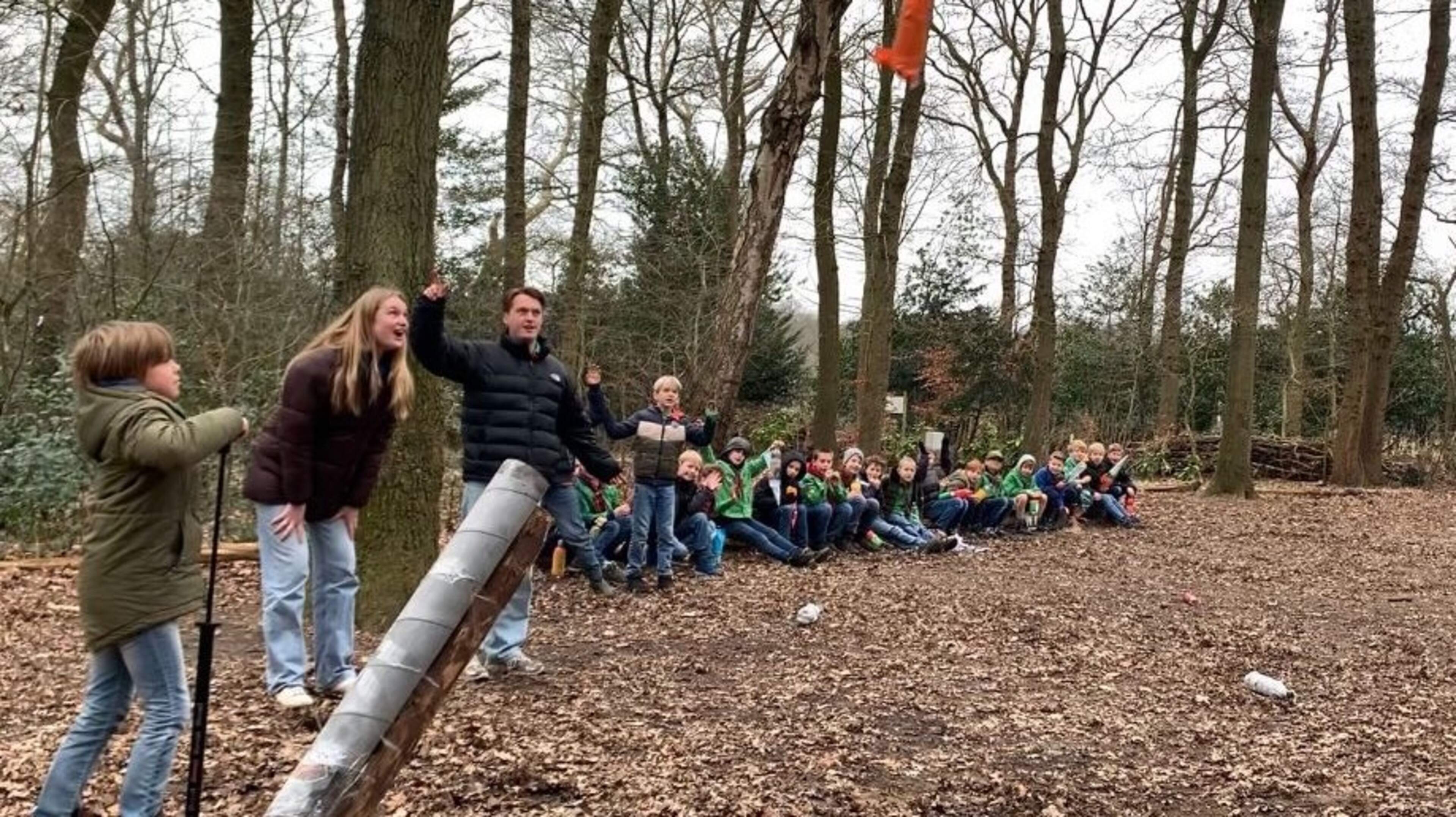 De raketten knallen in het bos bij de St. Radboud-scoutinggroep. ’Momenteel hebben ze het heel veel 
