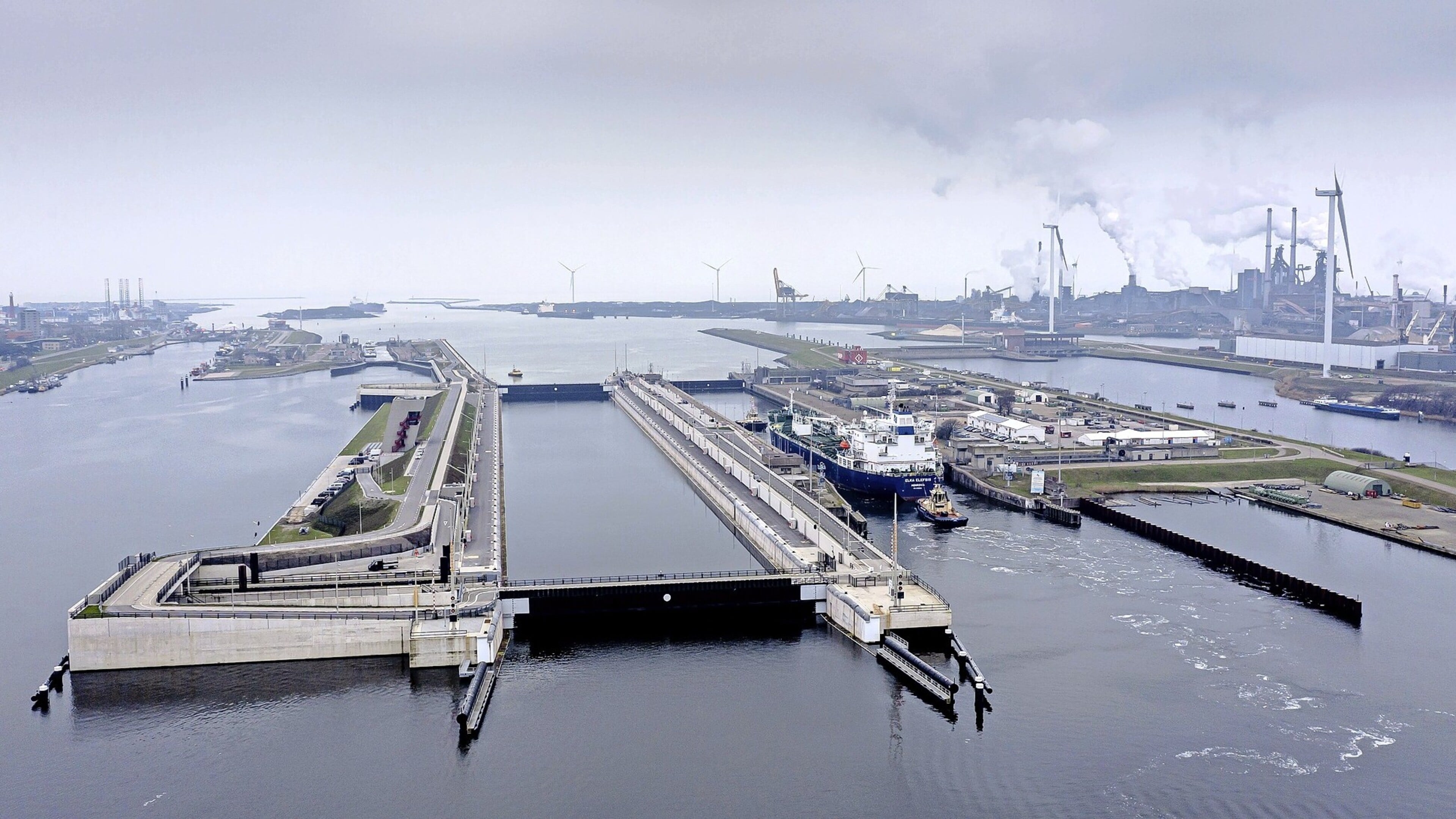 'Nothing unites like a common enemy', Velsen city council supports legal action to reopen lock route