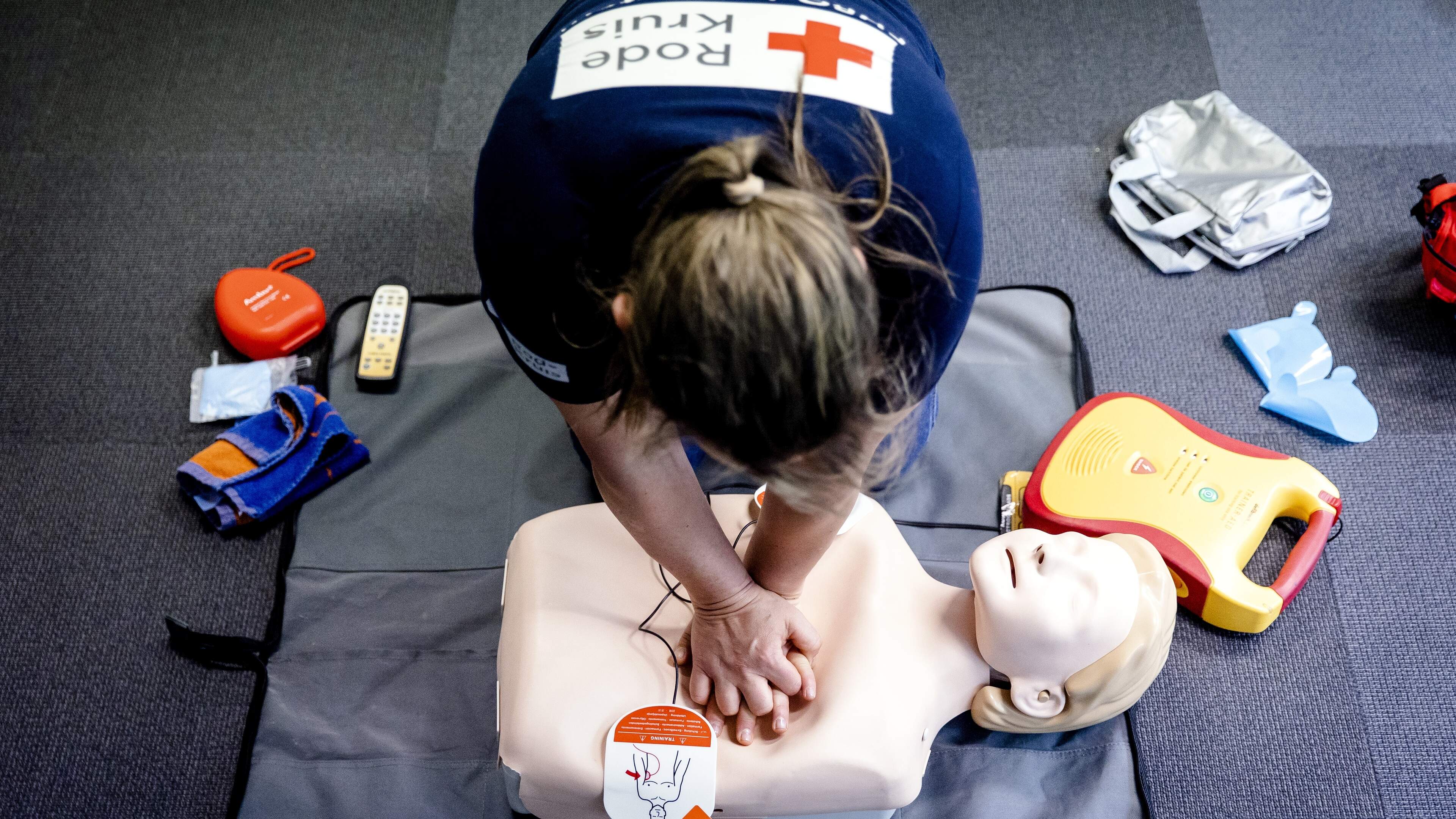 Aantal AED’s flink gestegen, maar zijn er genoeg burgerhulpverleners? ’Een AED blaast geen lucht naar binnen’