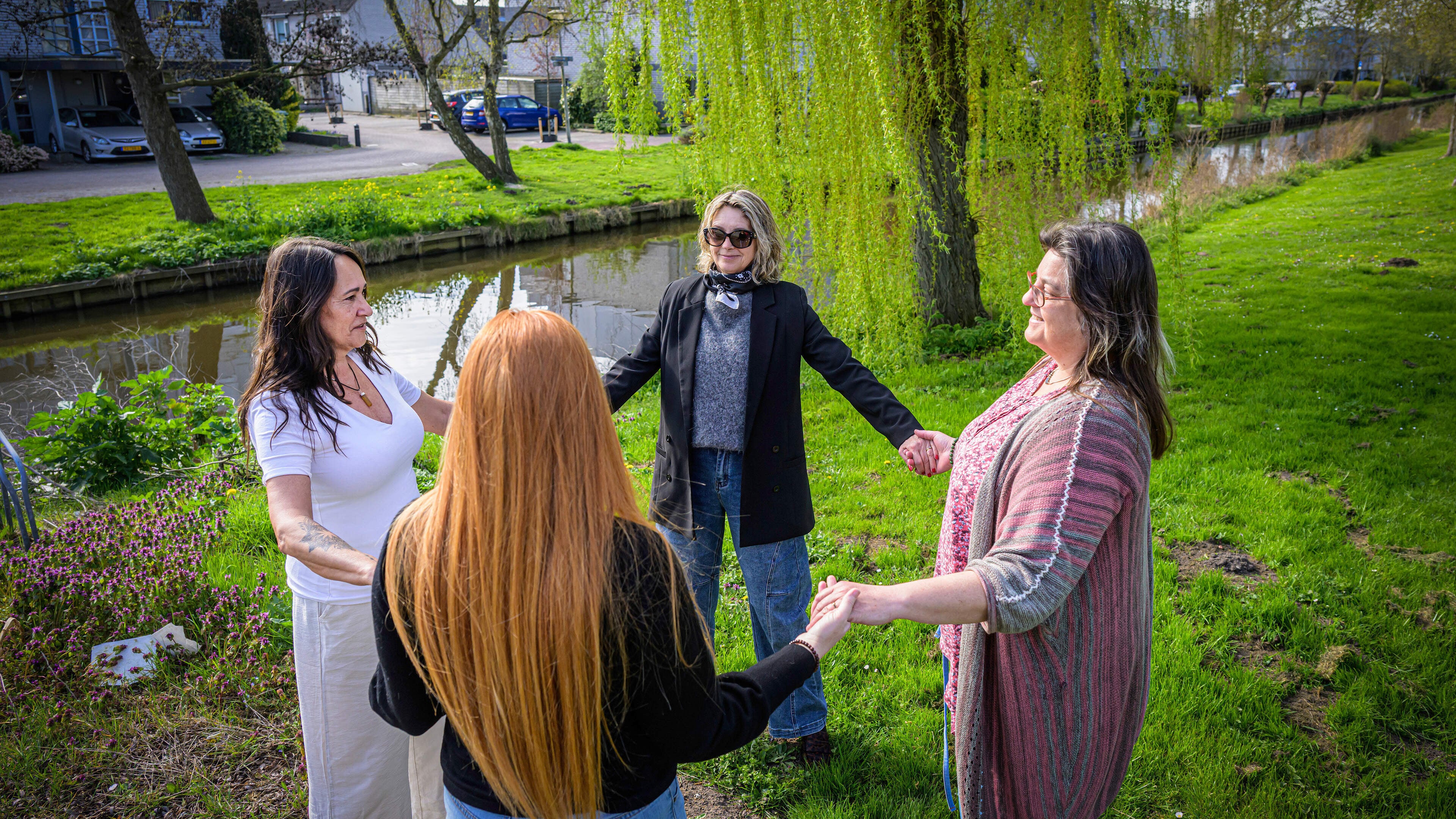Sharon and Hélène organize first women's circle in IJmuiden: People need connection