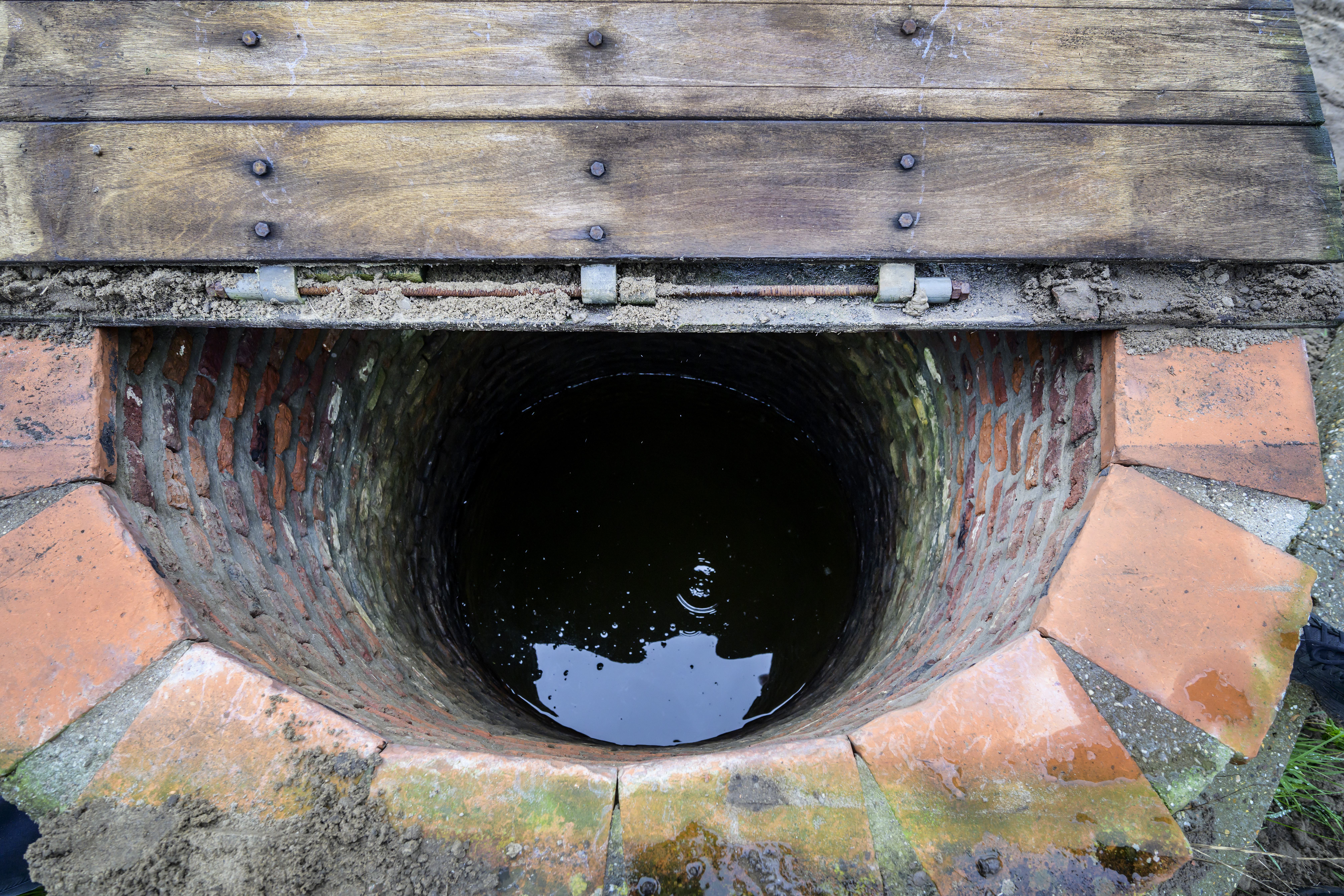 200 jaar oude welput in Velserbroek blijft mogelijk toch behouden. Velsens college heroverweegt sloo