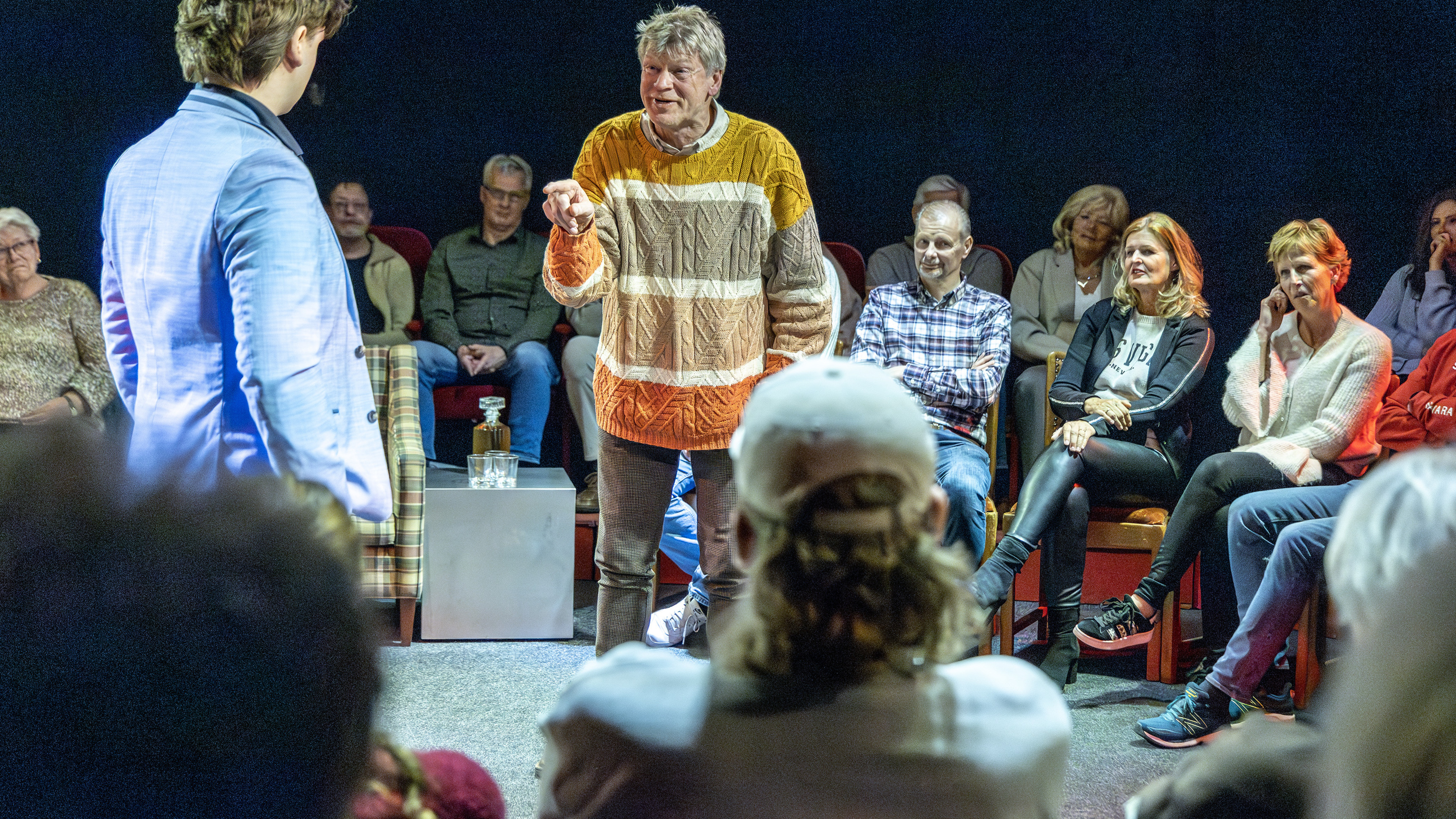 At the Veeking Theater, the audience is close to the action: Recognition at the play ’Papa’