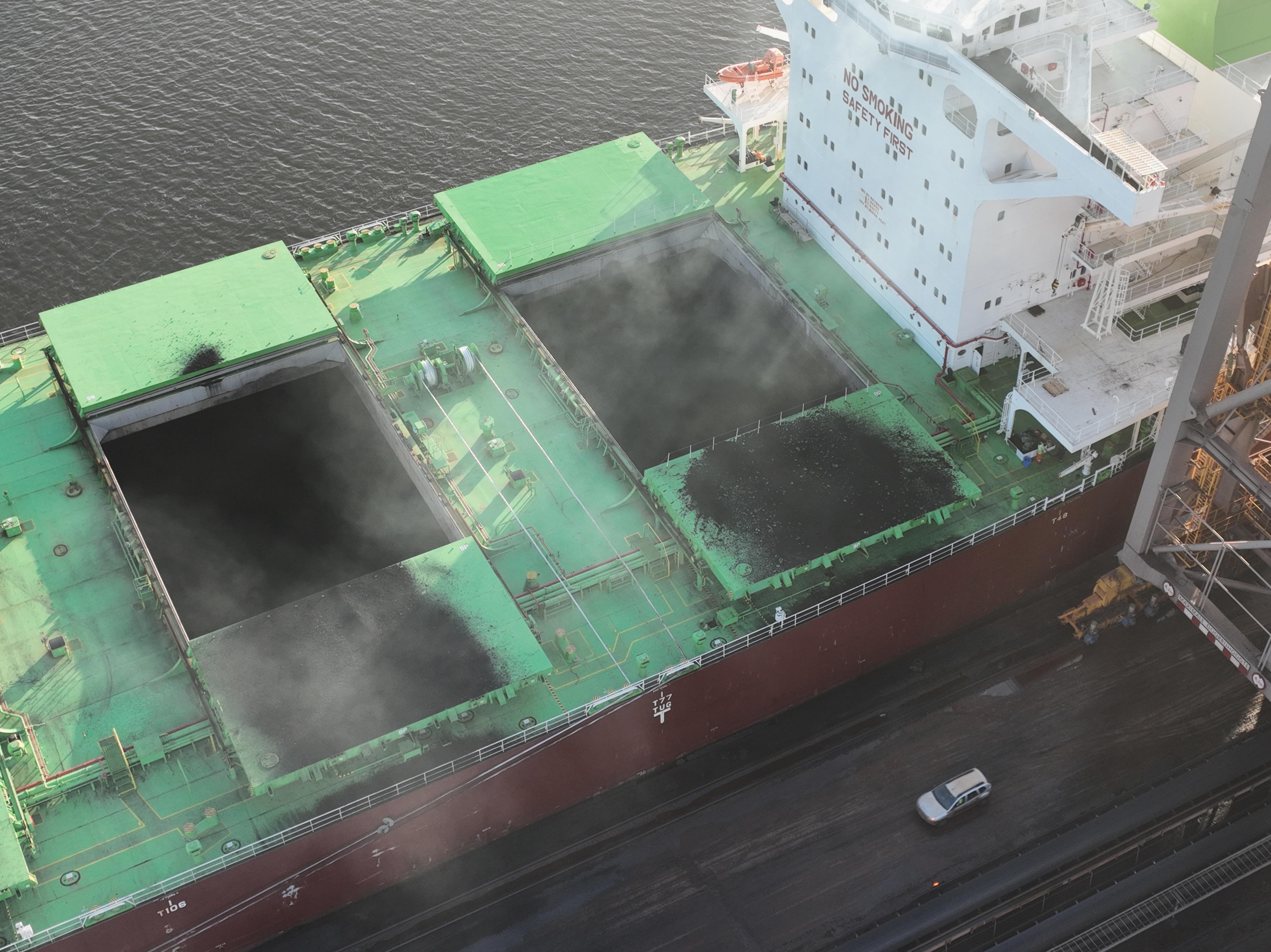 Kolendampen verhullen niet dat er enorm is gemorst met het steenkool.