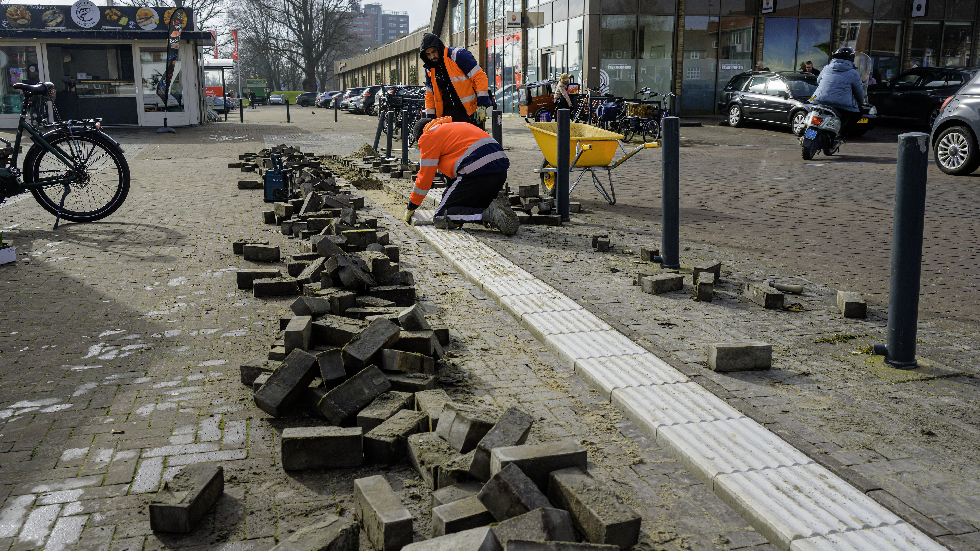 Visually impaired find their way better at Kennemerplein in IJmuiden. New tactile paving is wear-resistant