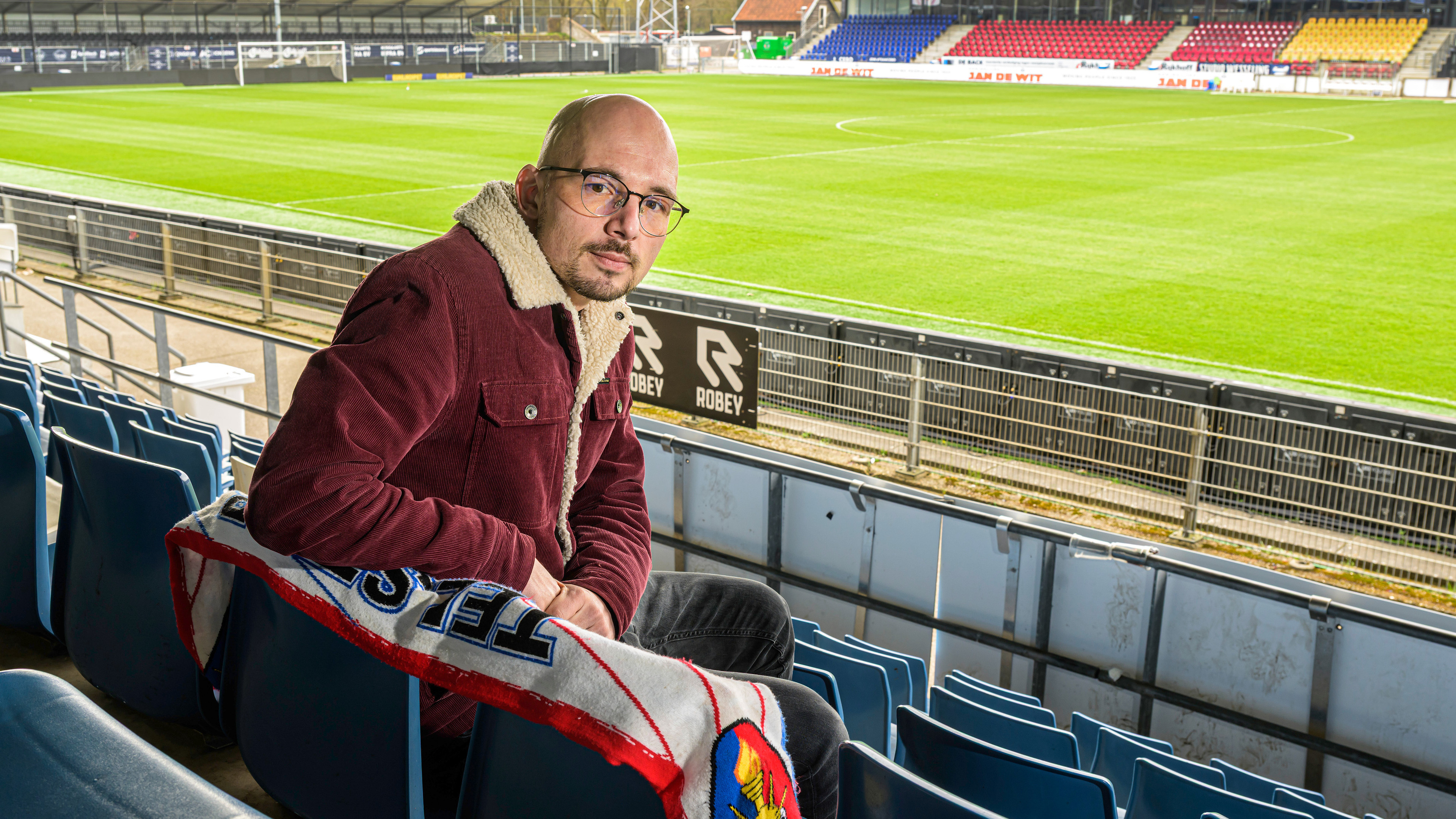 'Fortunately, there is room for irony and self-mockery at Telstar.' Journalist and fan Milo Lambers writes book on Velsen's Pride