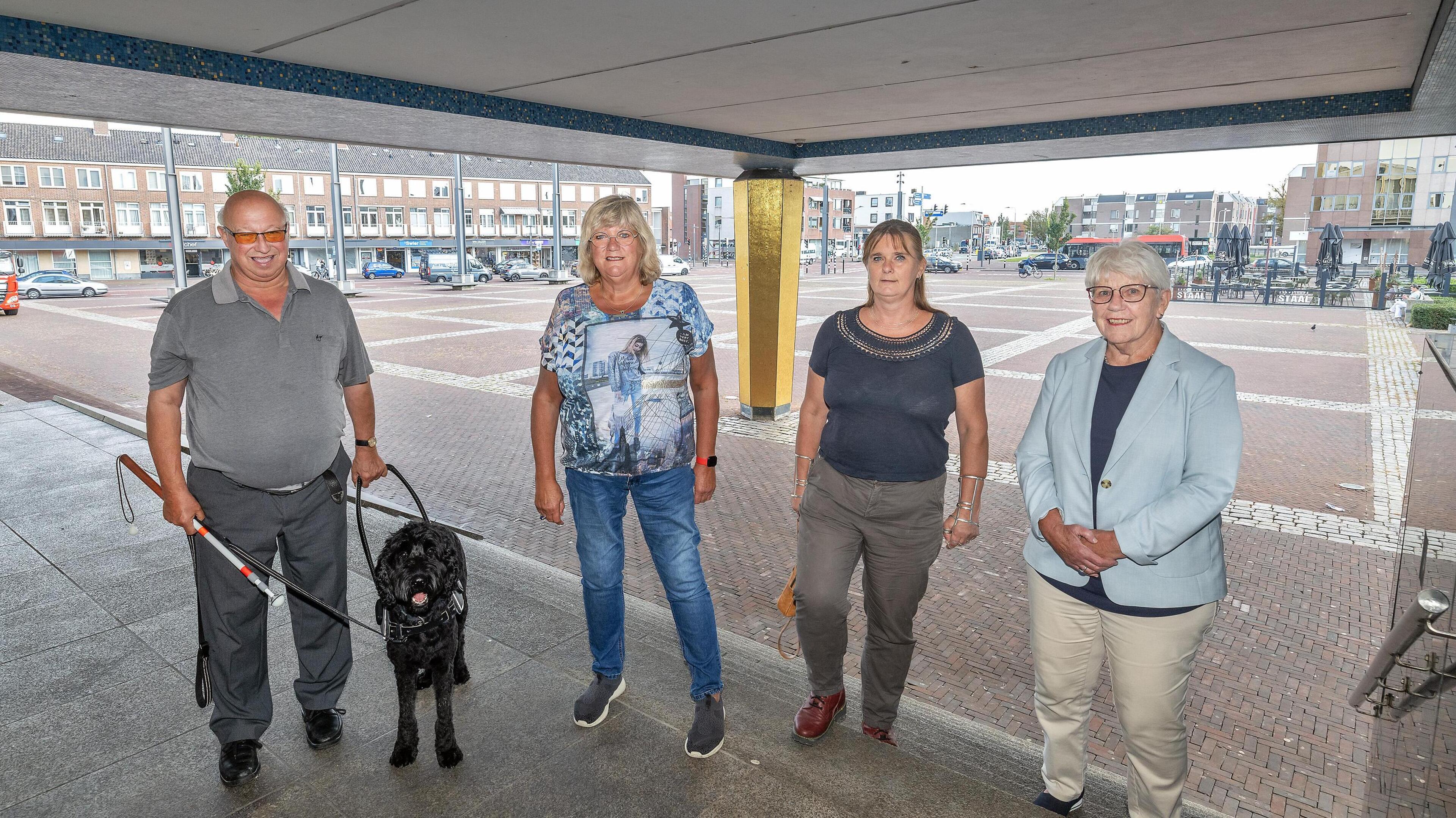 Geblinddoekt schaken of een potje goalball om te ervaren hoe het is om ...
