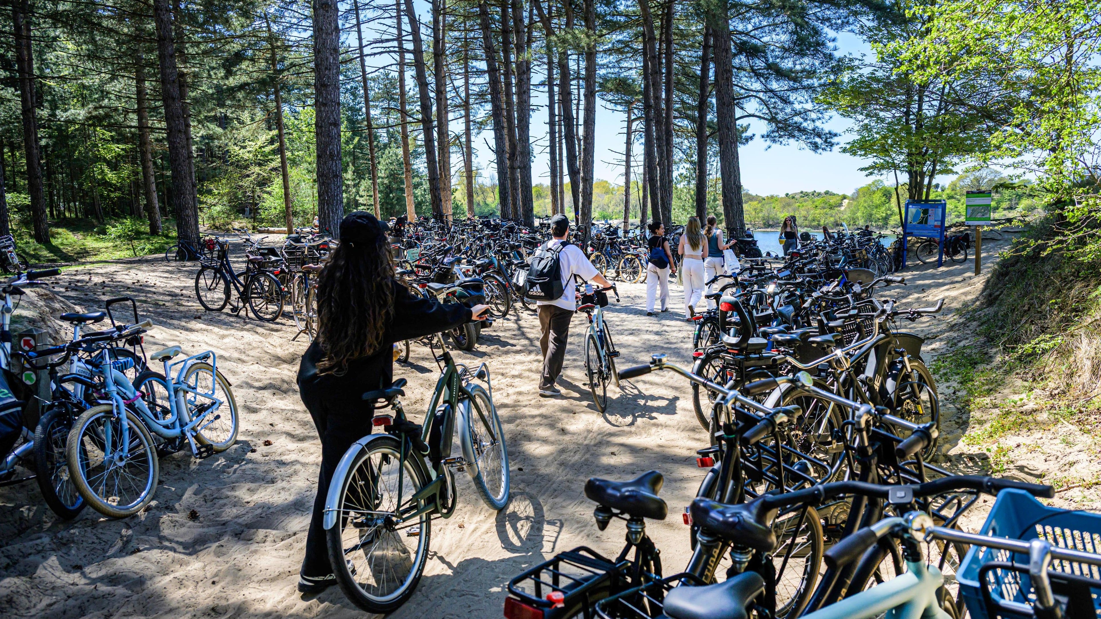 Unsafe situation due to cycling on access path to Oosterplas near Bloemendaal; PWN hires security guards