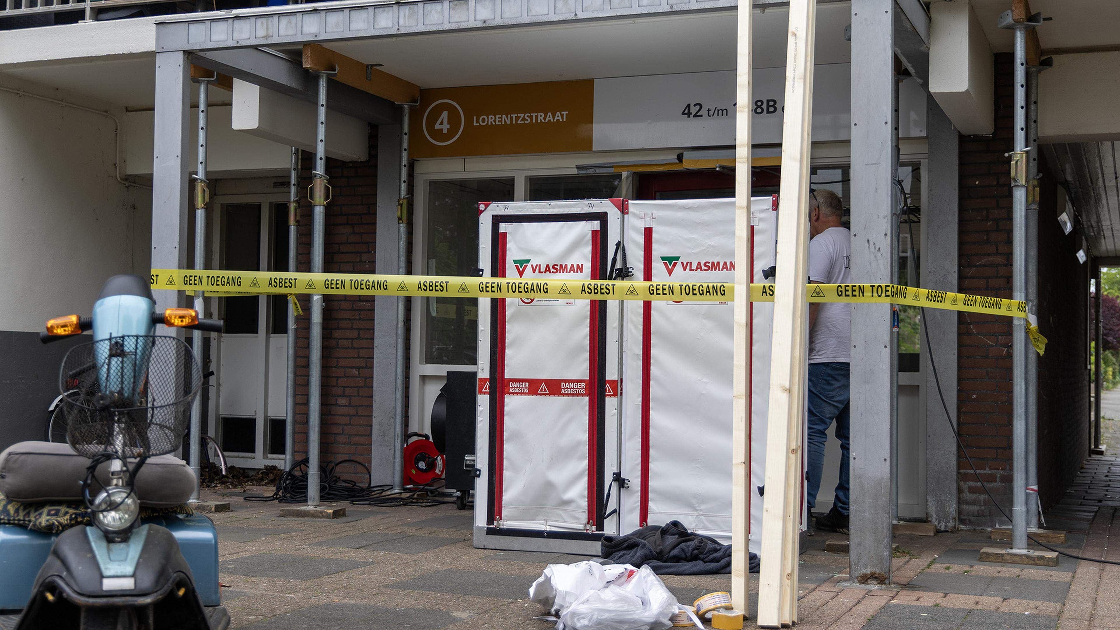 Asbest ontdekt tijdens werkzaamheden flat Lorentzstraat Zandvoort: dertig woningen urenlang afgeslot