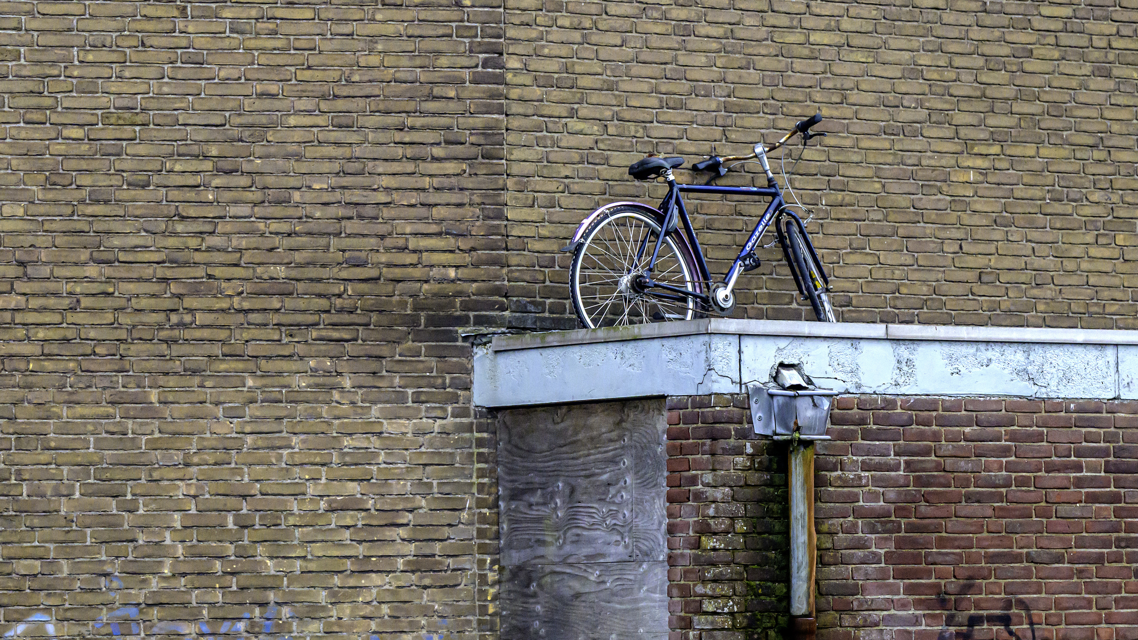 Whose bike is this on the roof on Gulikerstraat? ‘Someone has done this all over IJmuiden’