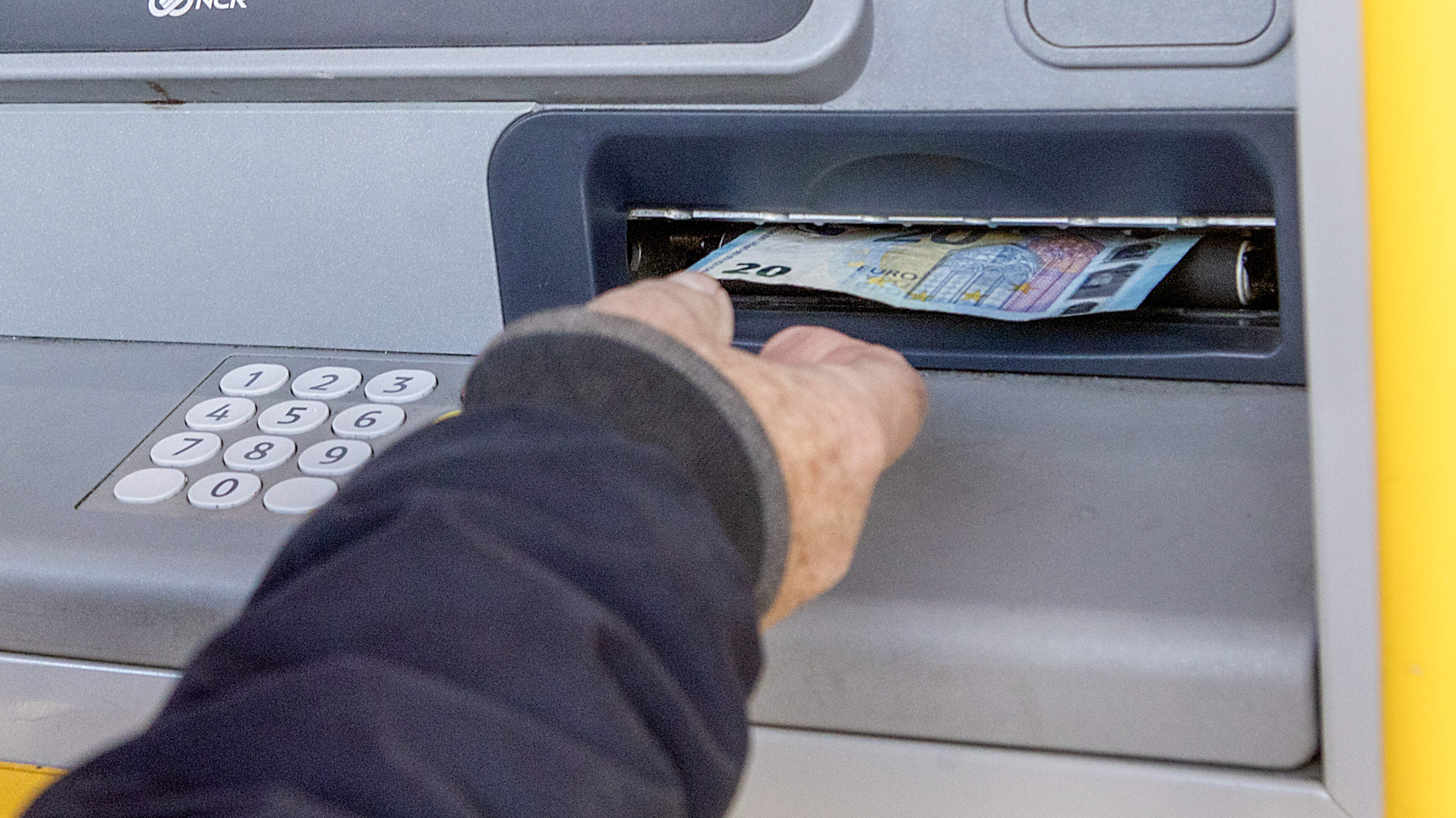 IJmuiden woman (89) loses €450 in sophisticated home banking scam