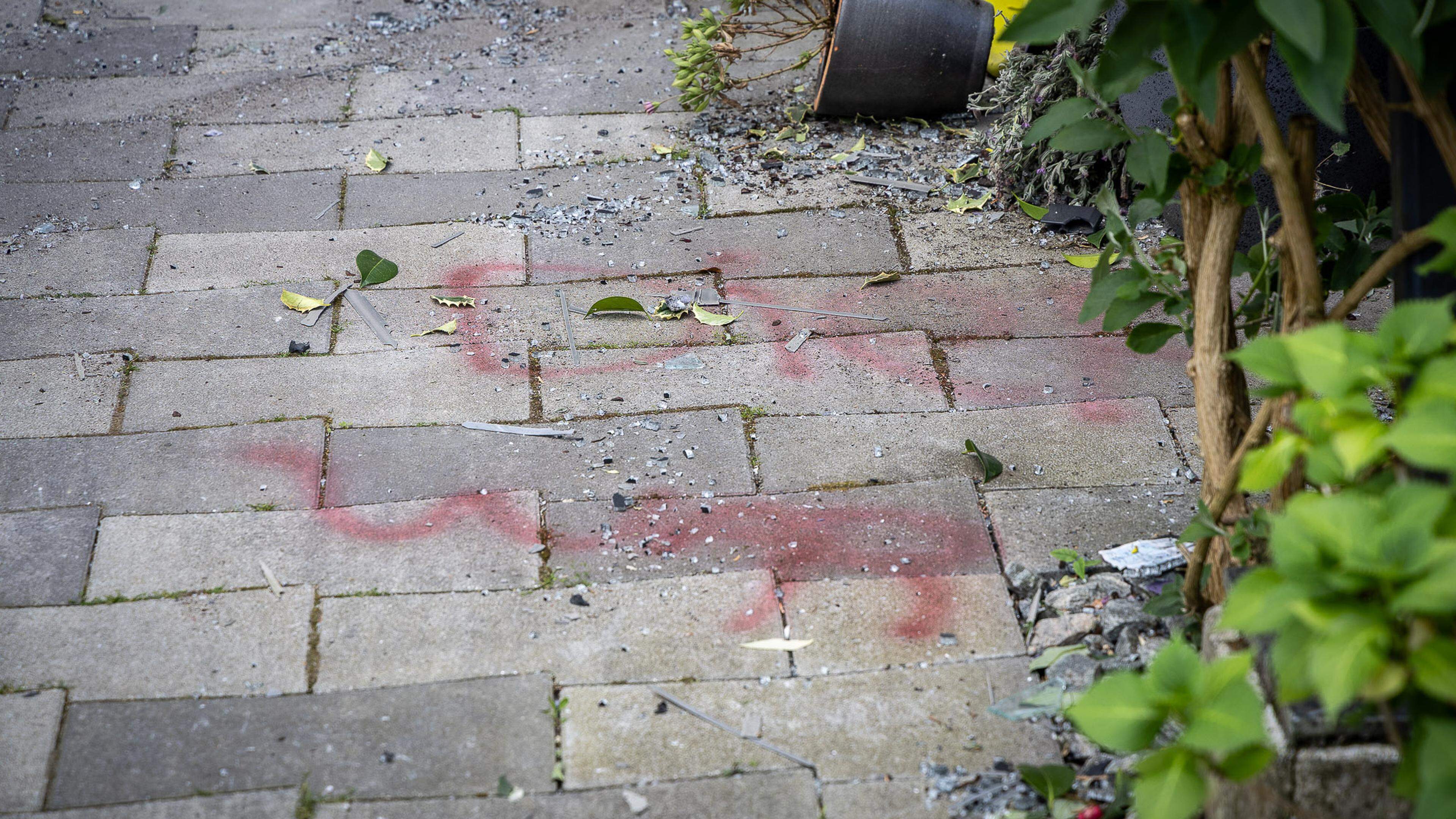 Aanhoudingen na wéér een explosie aan Spitsaak in Velserbroek. ’Die War’ in rode verf op oprit gekal