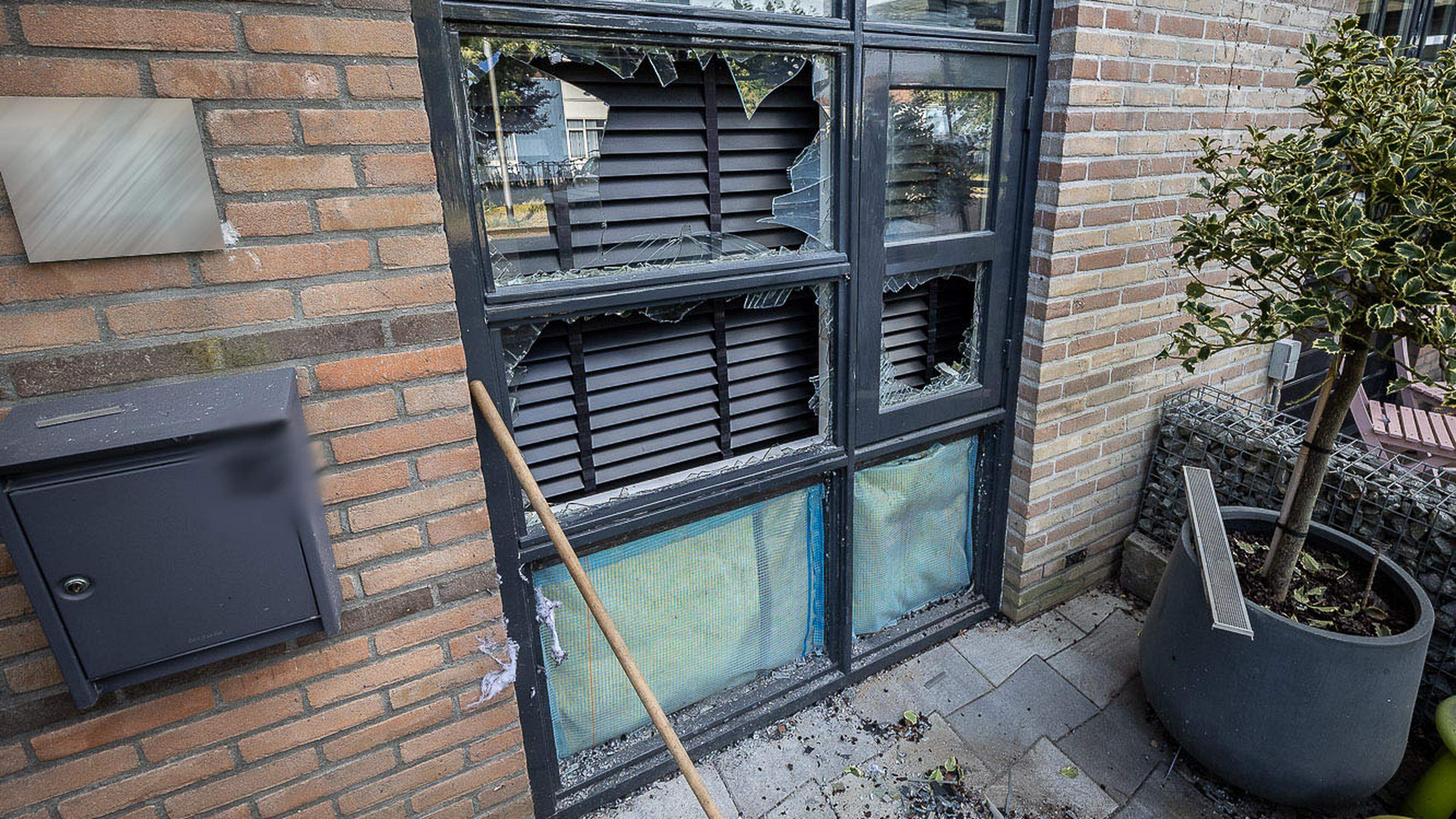 Twee verdachten van explosie Spitsaak in Velserbroek blijven voorlopig vastzitten