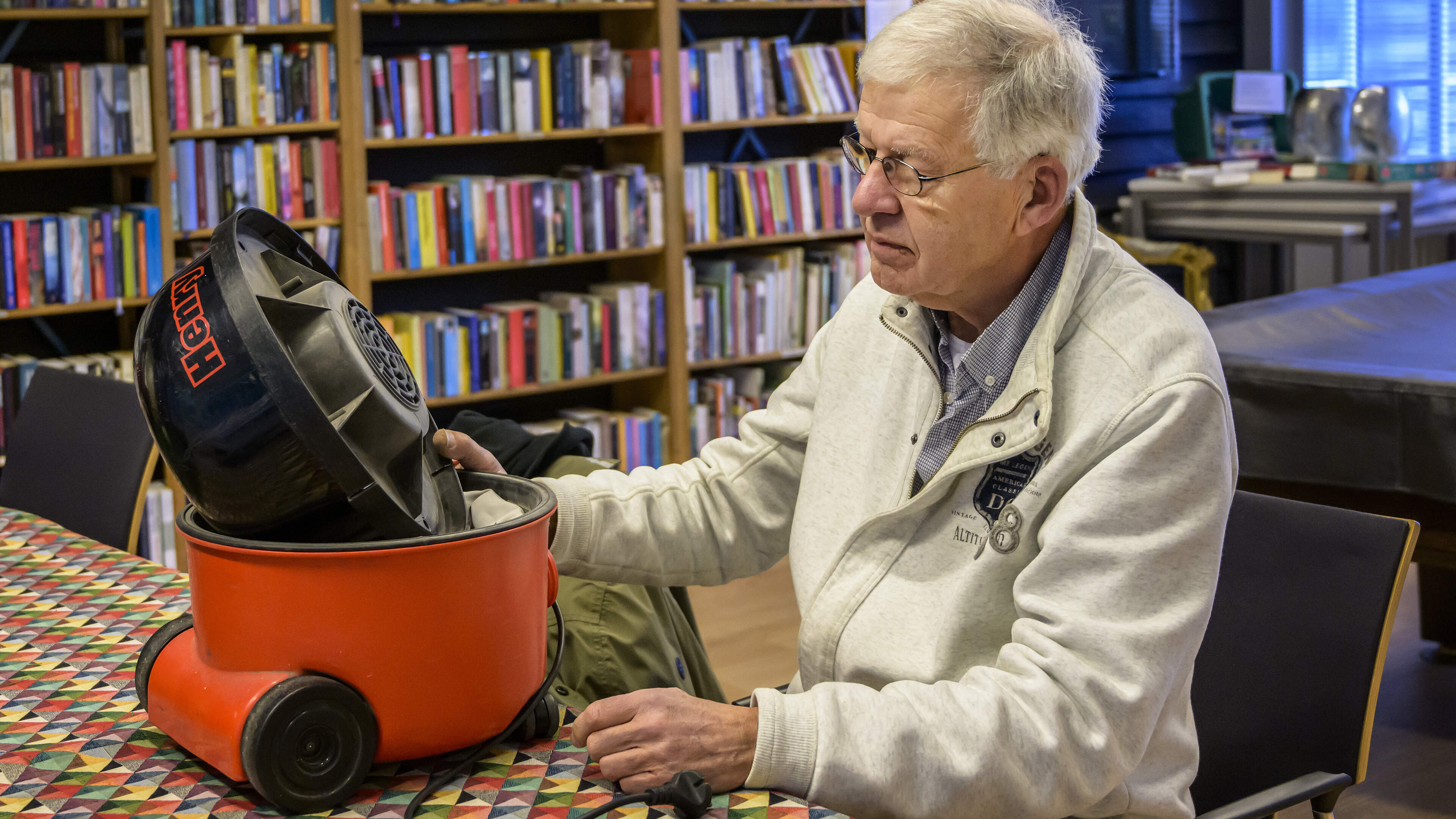 Klokkenmaker Maarten komt bij het repareren van zijn uurwerken soms tijd tekort. ‘Het lukt bijna alt