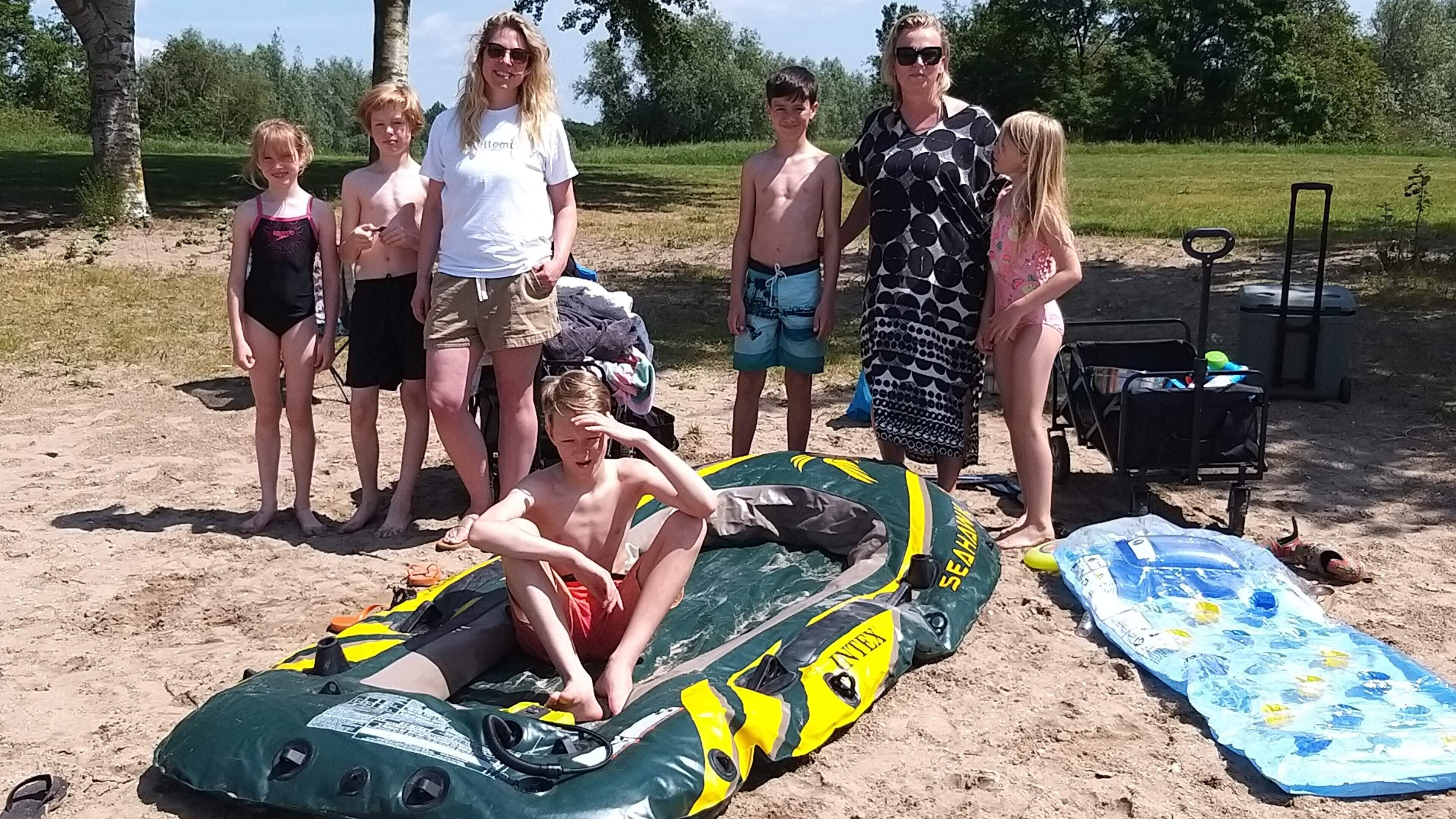 Stefanie, Susanne and their children have a party at Westbroekplas. 'It feels like a holiday close to home'