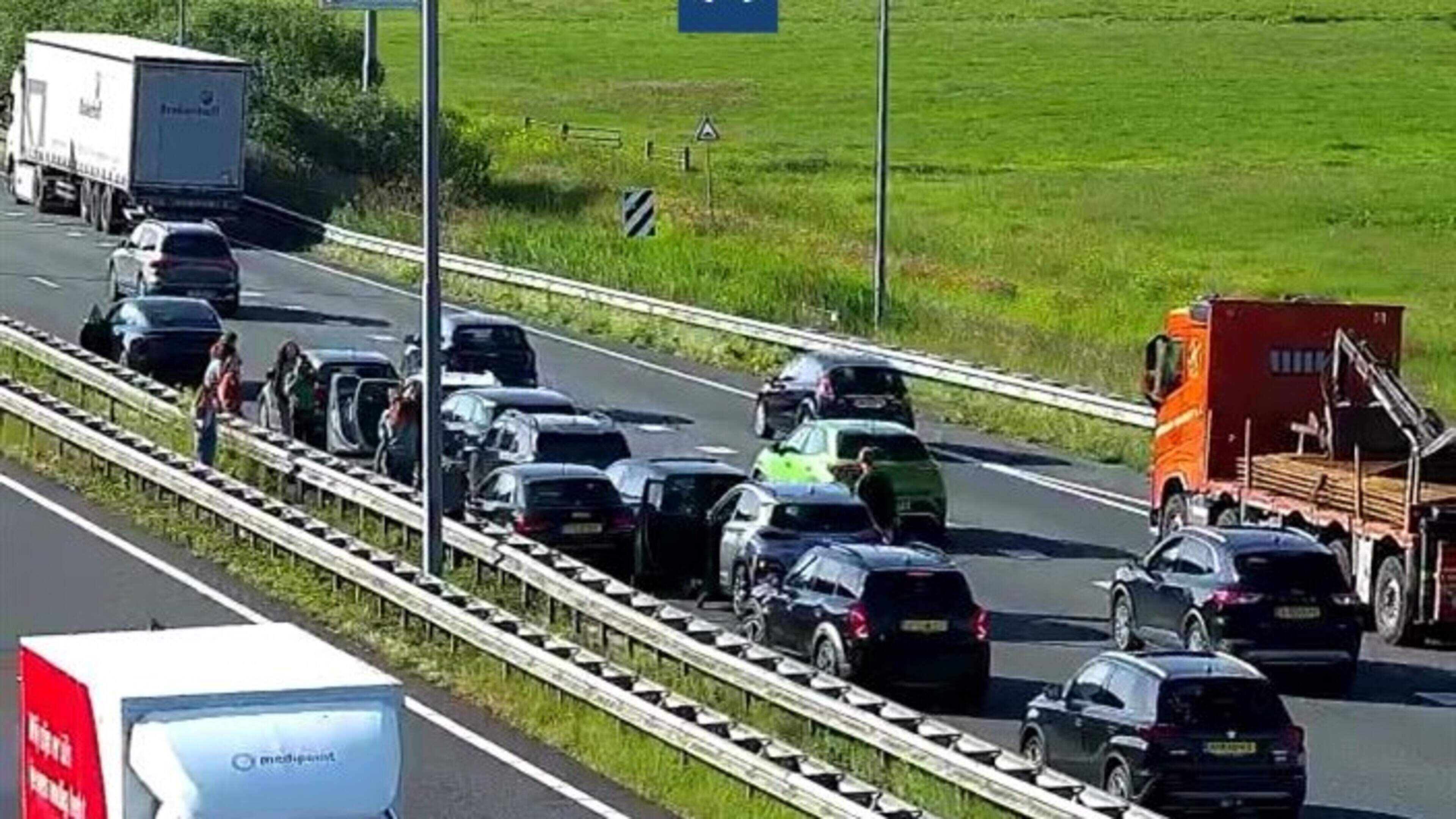 Pile-up on A9 near Wijkertunnel causes significant delays