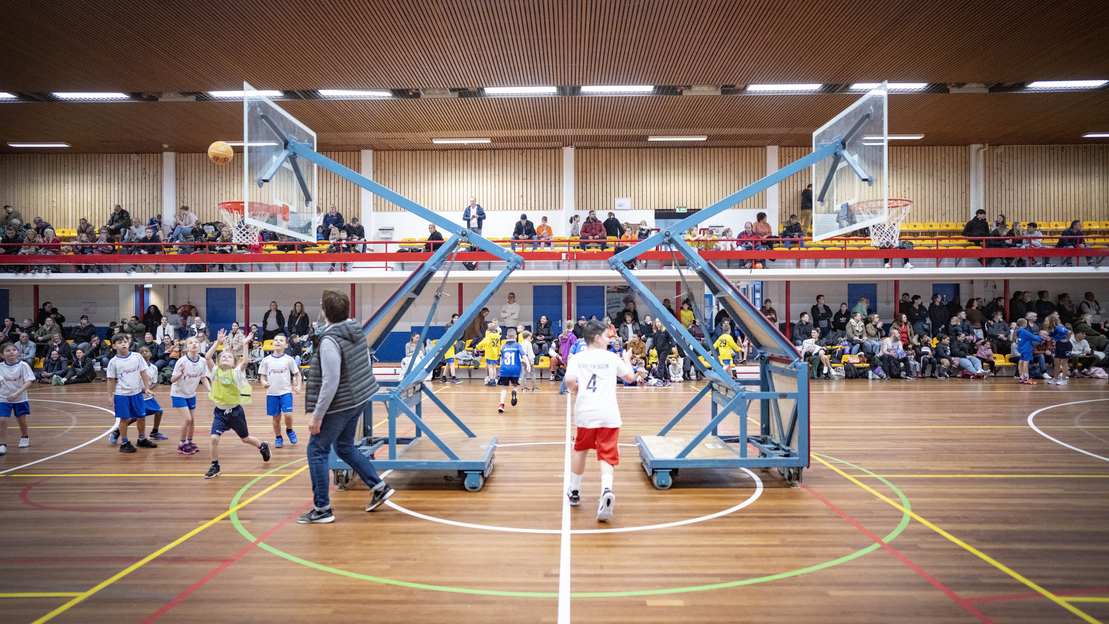School basketball tournament in IJmuiden-Oost sports hall with free throw competition