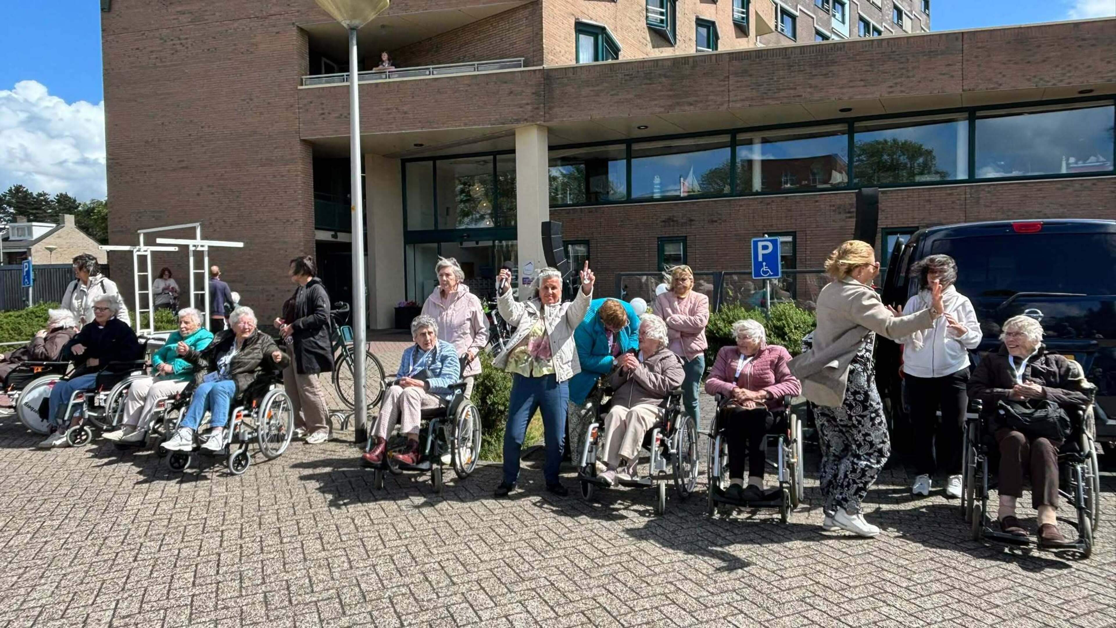 IJmuiden wheelchair four-day march turns rest stops into small parties. 'We even did a conga line with the wheelchairs'