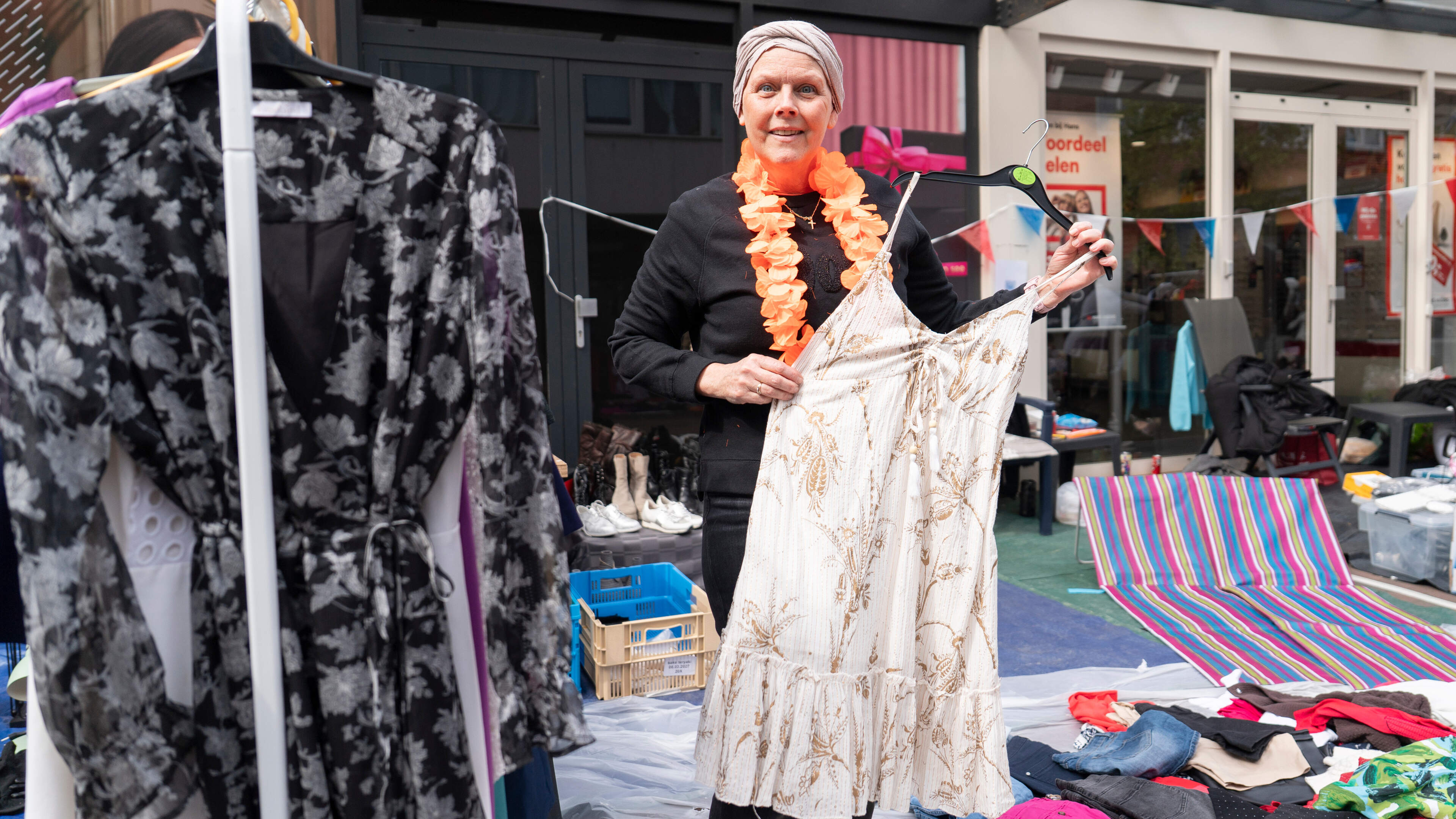 Sharon sells clothes on King's Day between chemotherapy treatments: ‘I’ll be new again soon, then I’ll have a new body’