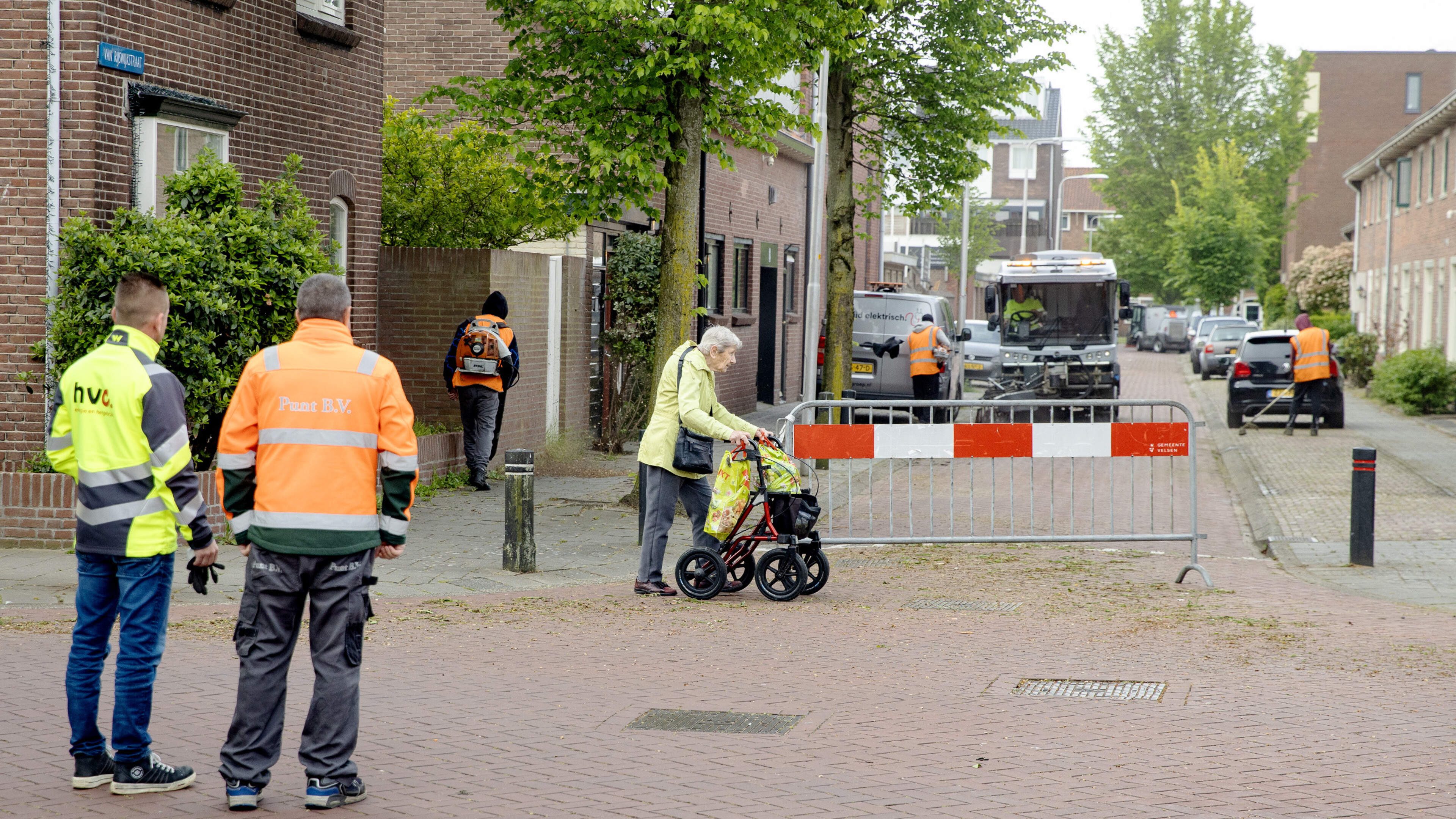 Pelsstraat smooth as a billiard table again. Velsen and HVC’s Clean Street Project visits Velsen-Noord