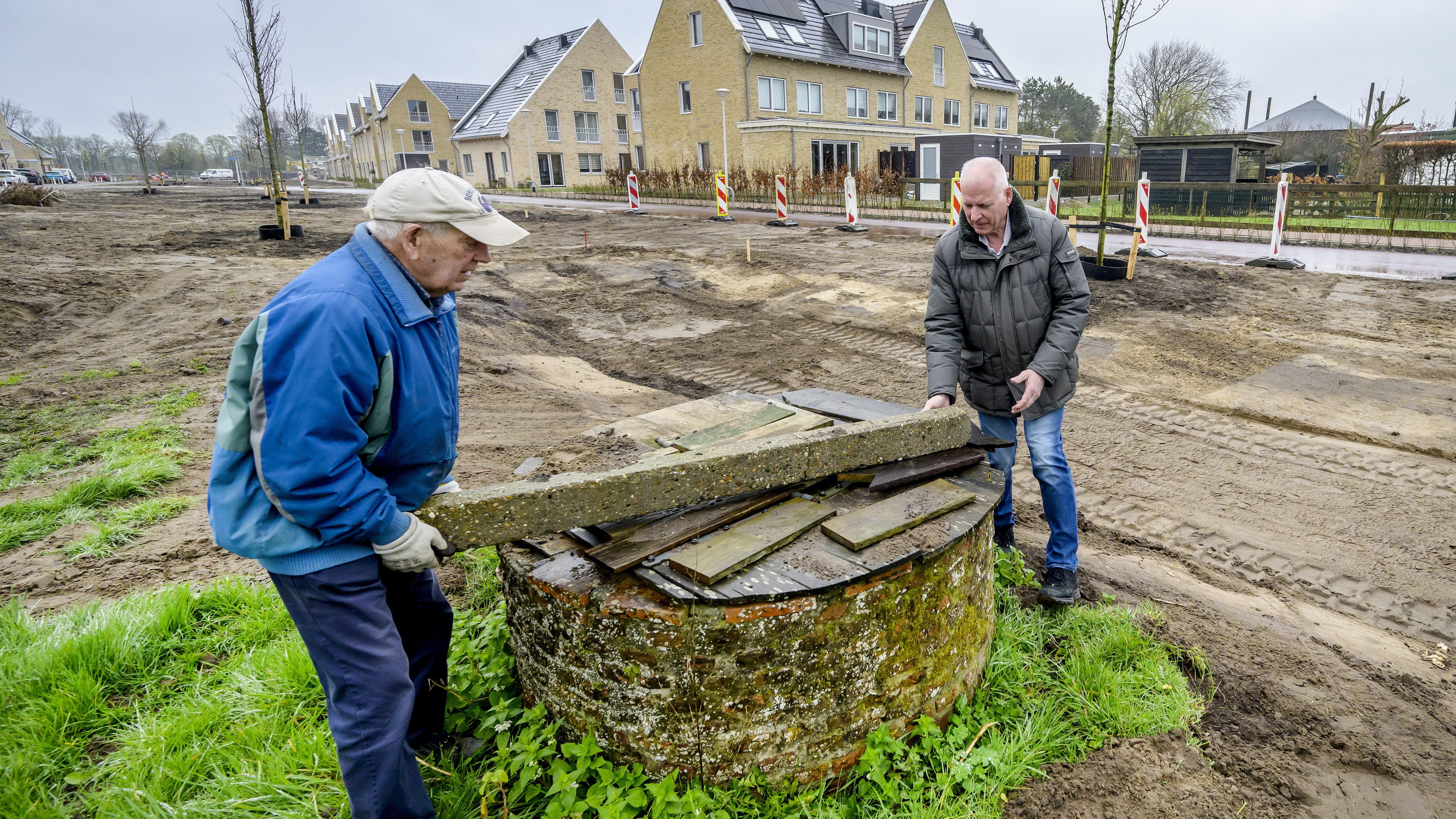 De 200 jaar oude welput in Velserbroek blijft toch behouden. ‘Zo kan iedereen van deze historische p