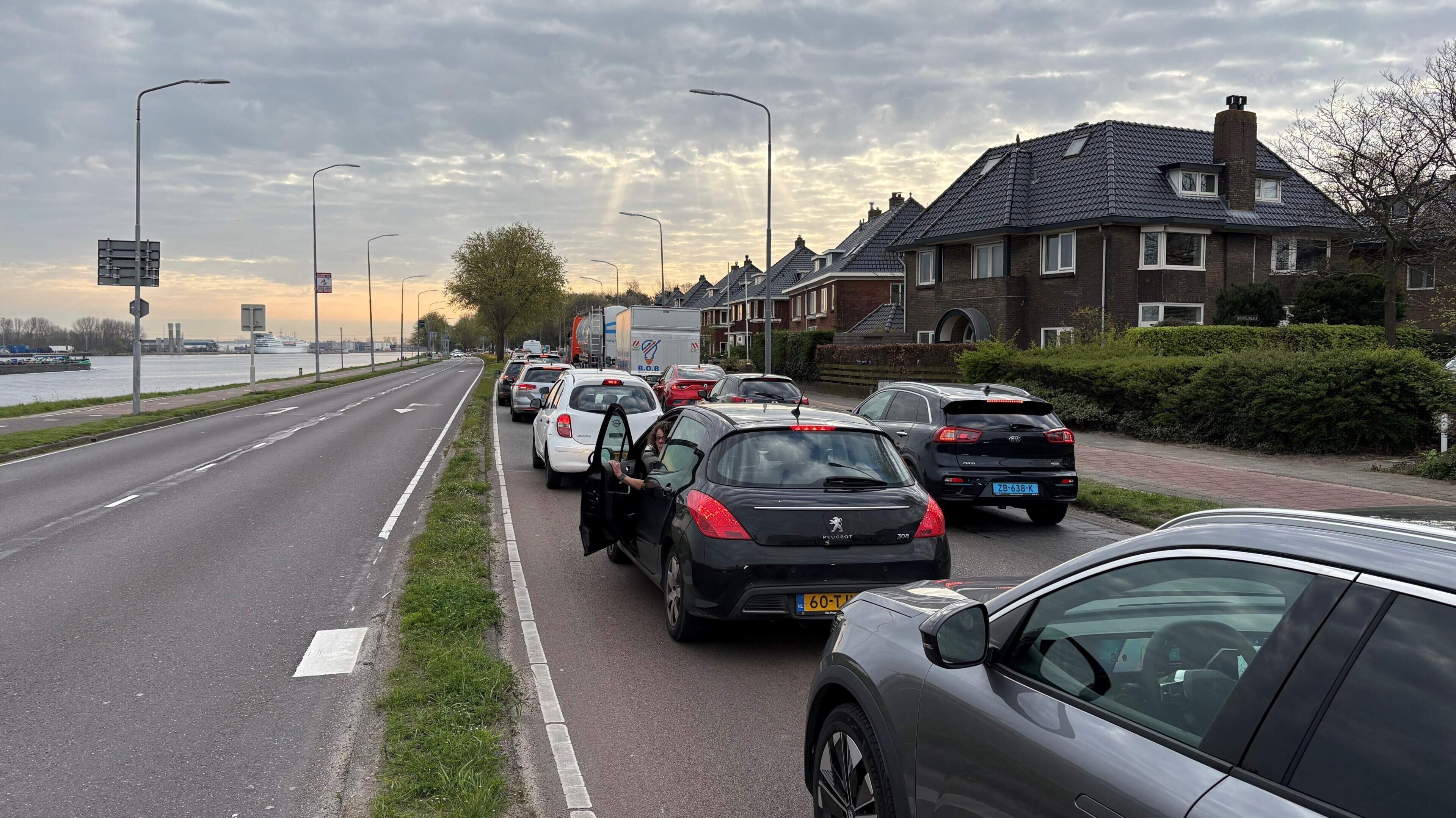 Where are these sudden traffic jams on Stationsweg coming from? No one knows