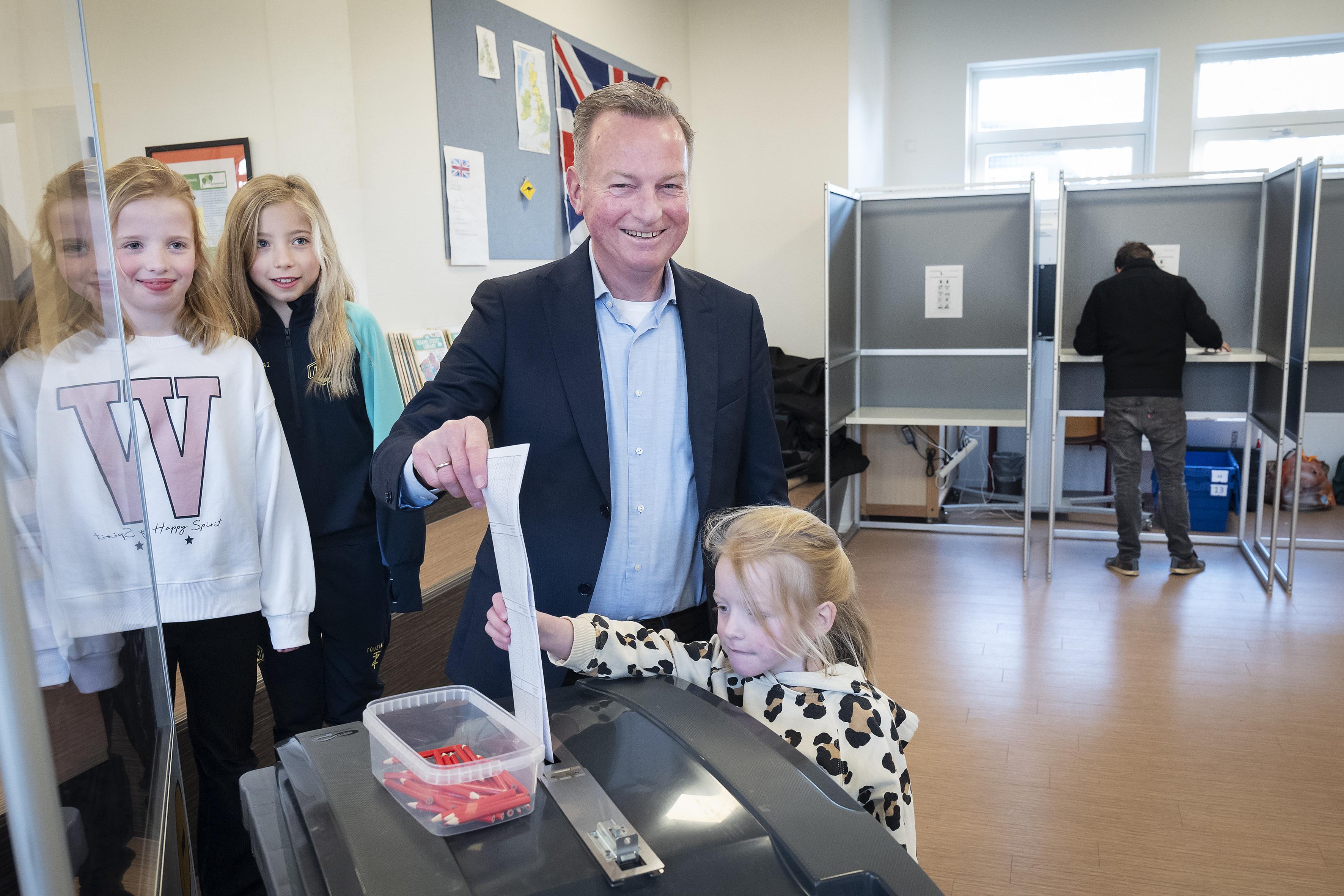 Velsens burgemeester Frank Dales brengt zijn dochters naar school en