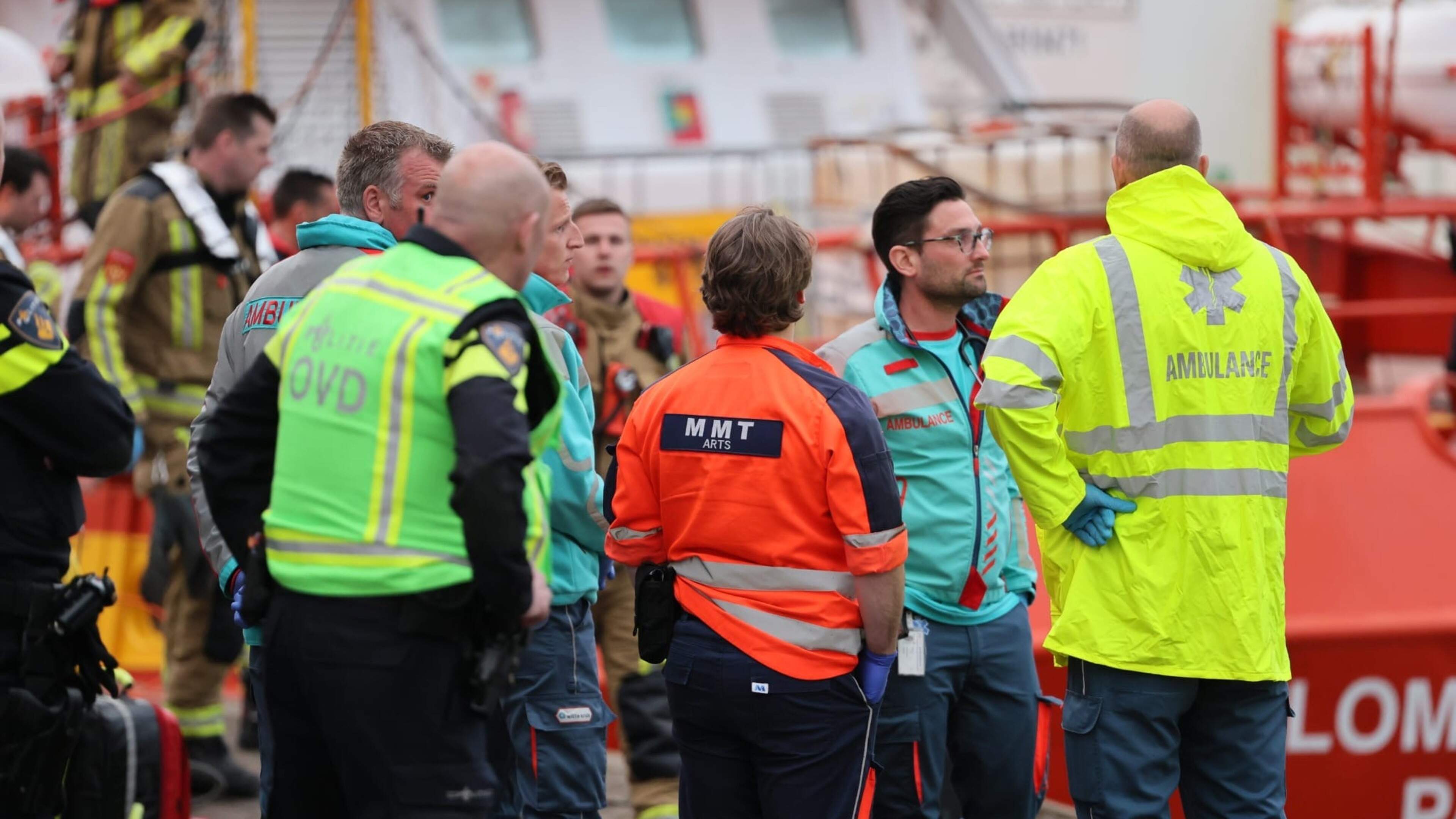 Major search for person in water in IJmuiden, victim taken to hospital