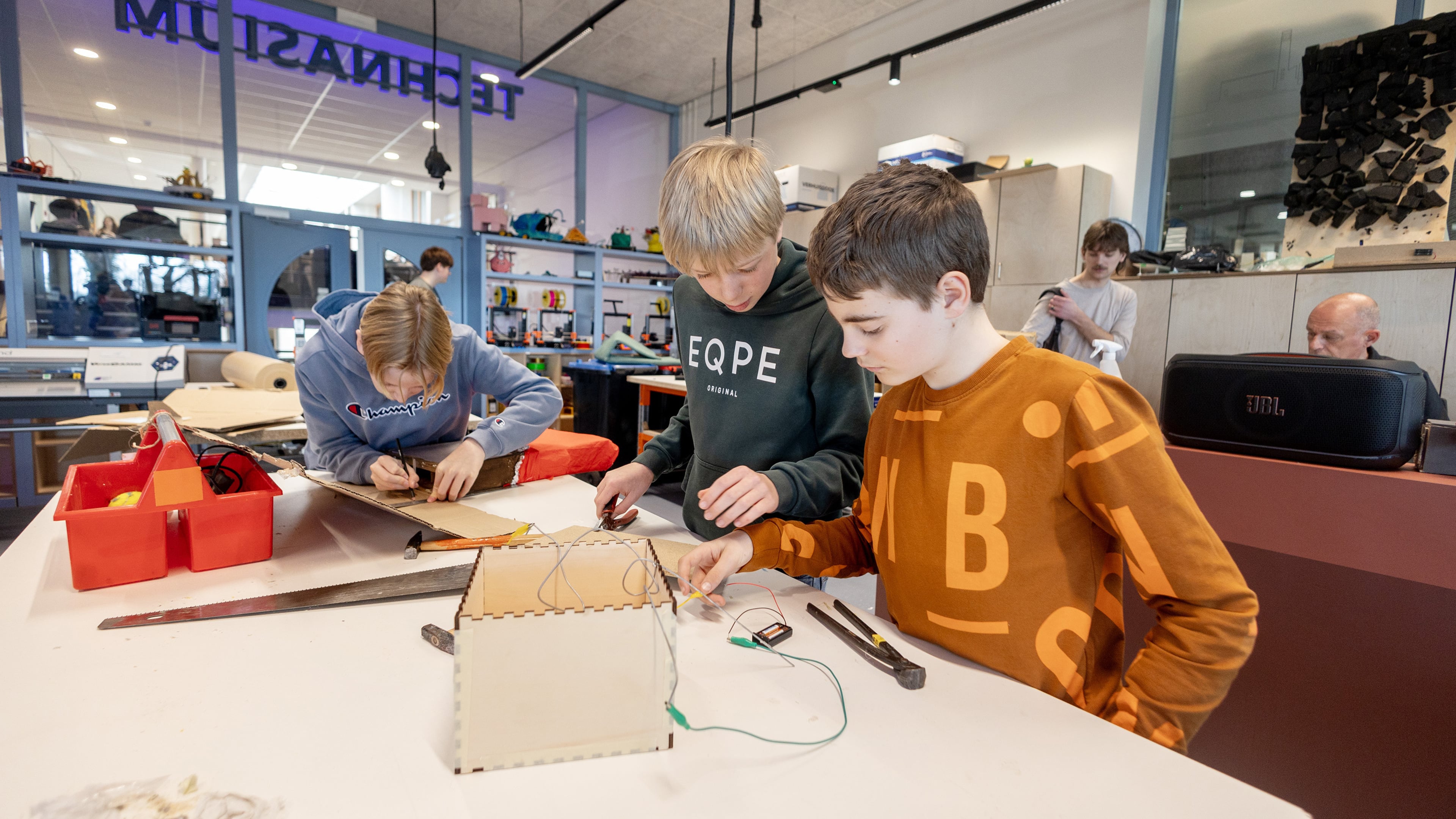 Ichthus Lyceum students work on Velsen Library project to encourage reading with a break-in box